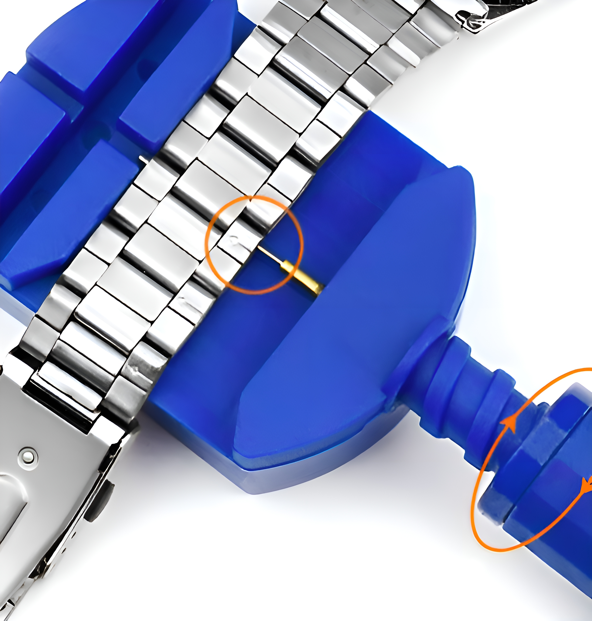 Uhrenarmband wird mit einem Werkzeug angepasst. Das Werkzeug ist blau, das Band ist silberfarben. Orange Pfeile zeigen die Richtung.