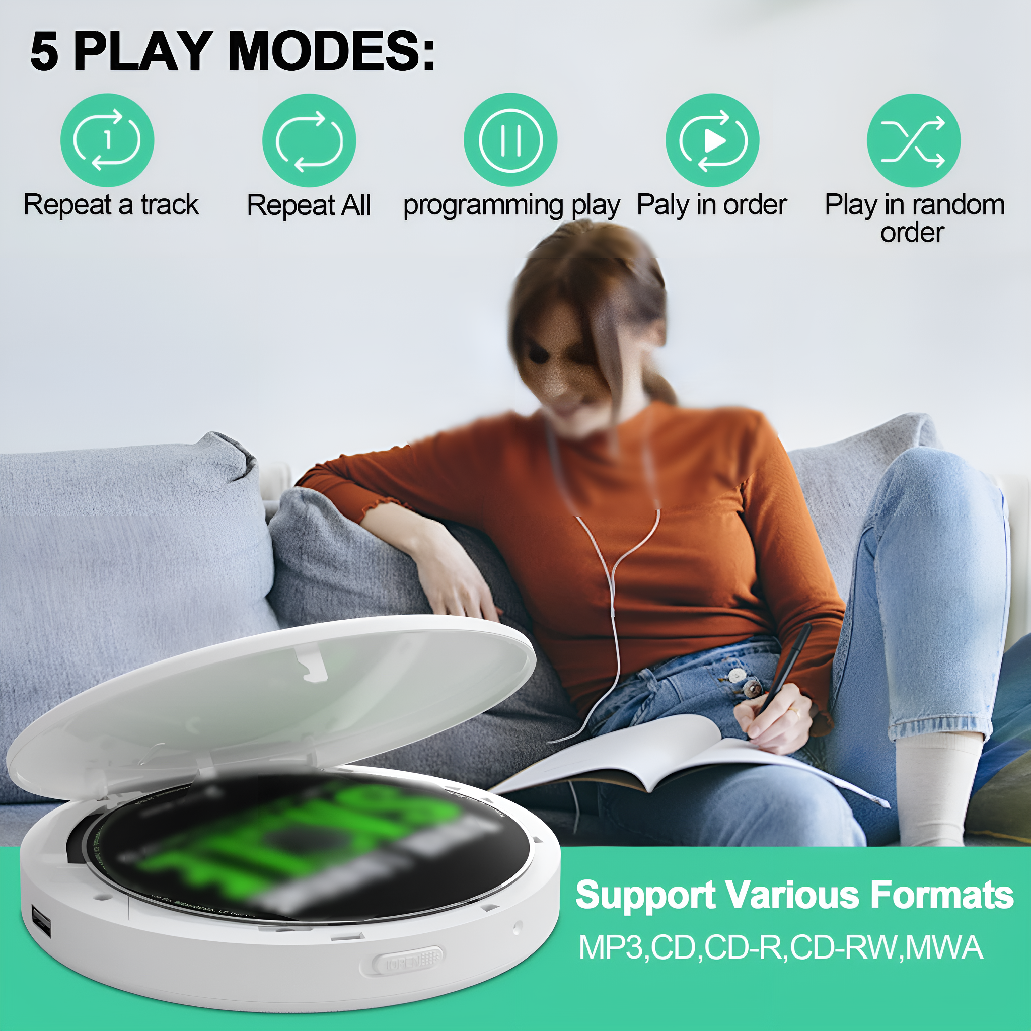 Eine Frau sitzt auf einem Sofa und benutzt einen CD-Player, mit dem Text 5 PLAY MODES und Support Various Formats.