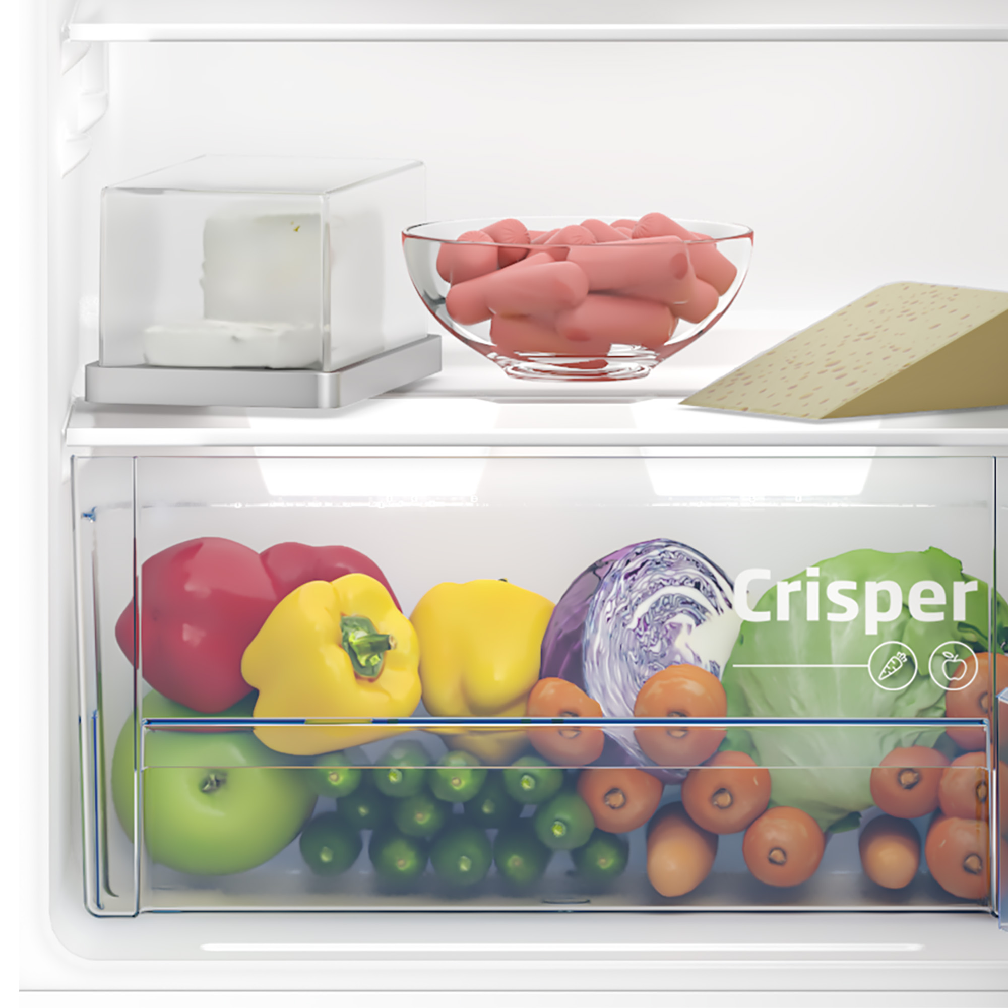 All'interno di un frigorifero, cassetto verdura con verdure e un ripiano sopra con contenitori per alimenti.