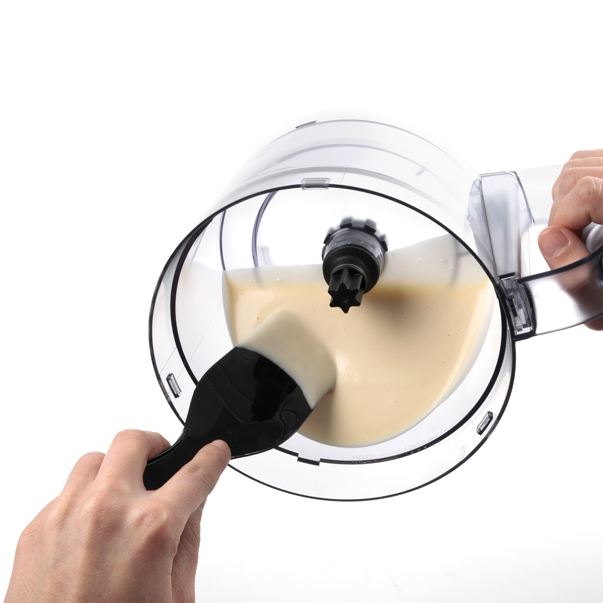 Miska robota kuchennego z jasnożółtą mieszanką, która jest zeskrobywana czarną szpatułką.