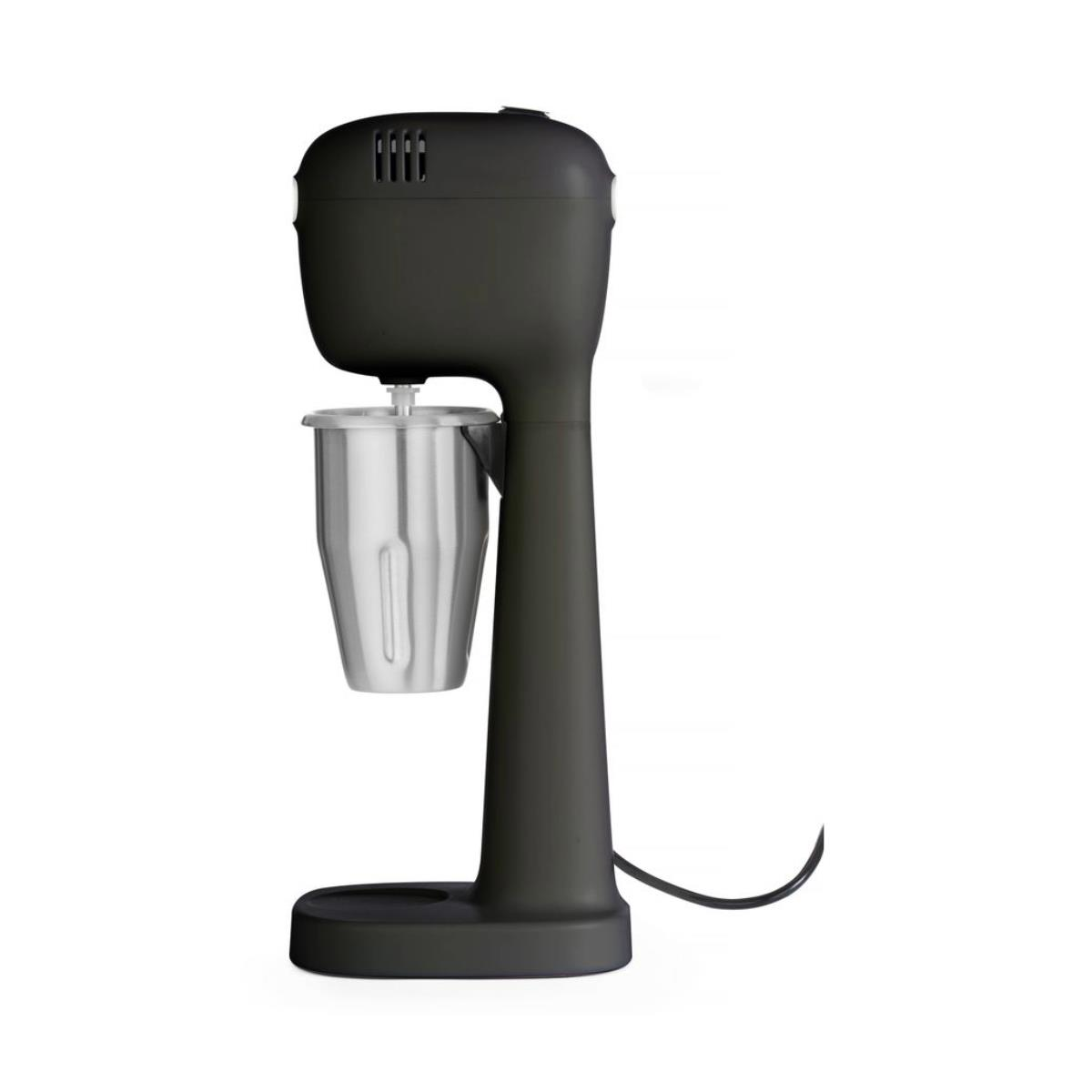 Schwarzer Milchshake-Maker mit Edelstahlbecher, freigestellt auf weißem Grund.