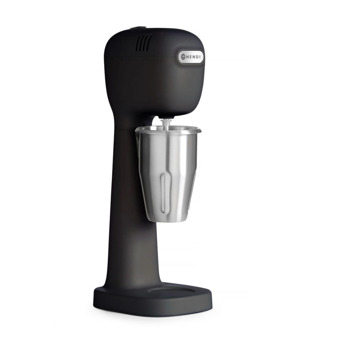 Eine schwarze Milchshake-Maschine mit einem befestigten Edelstahlbecher. Die Maschine ist freigestellt.