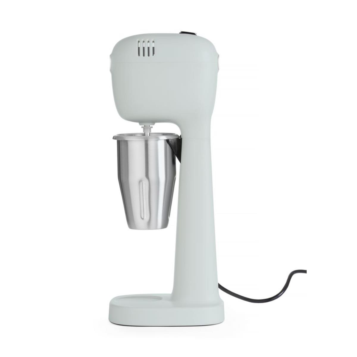 Ein mintgrüner Milchshake-Maker. Er hat eine silberne Tasse und ein schwarzes Netzkabel.