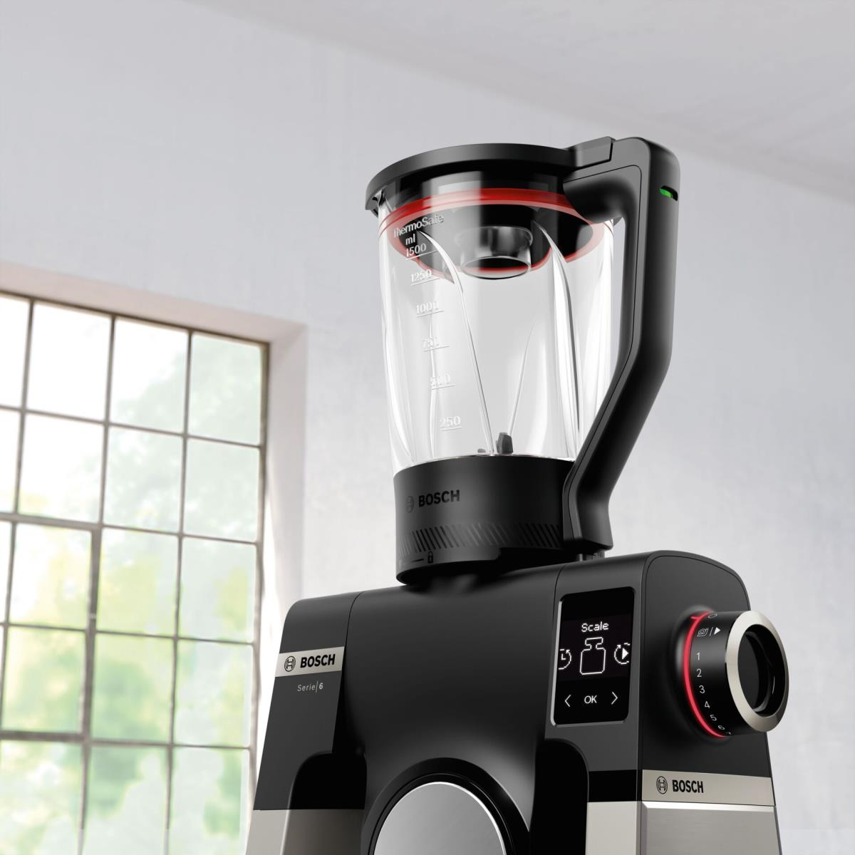 Ein schwarzes und silbernes Bosch-Küchengerät mit transparentem Mixer und digitalem Display.