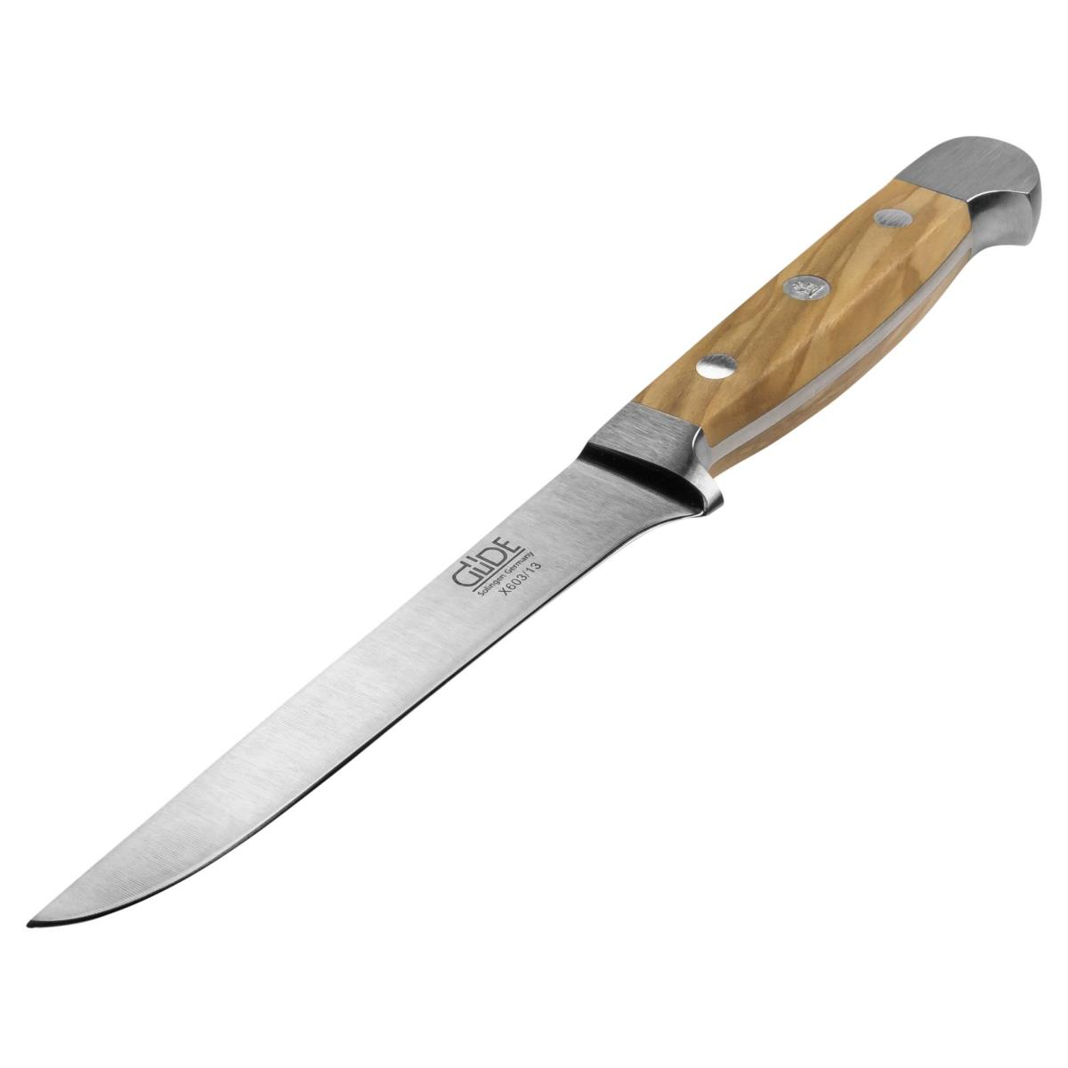 Messer mit Holzgriff. Edelstahlklinge mit silberfarbener Zwinge. Weißer Hintergrund.