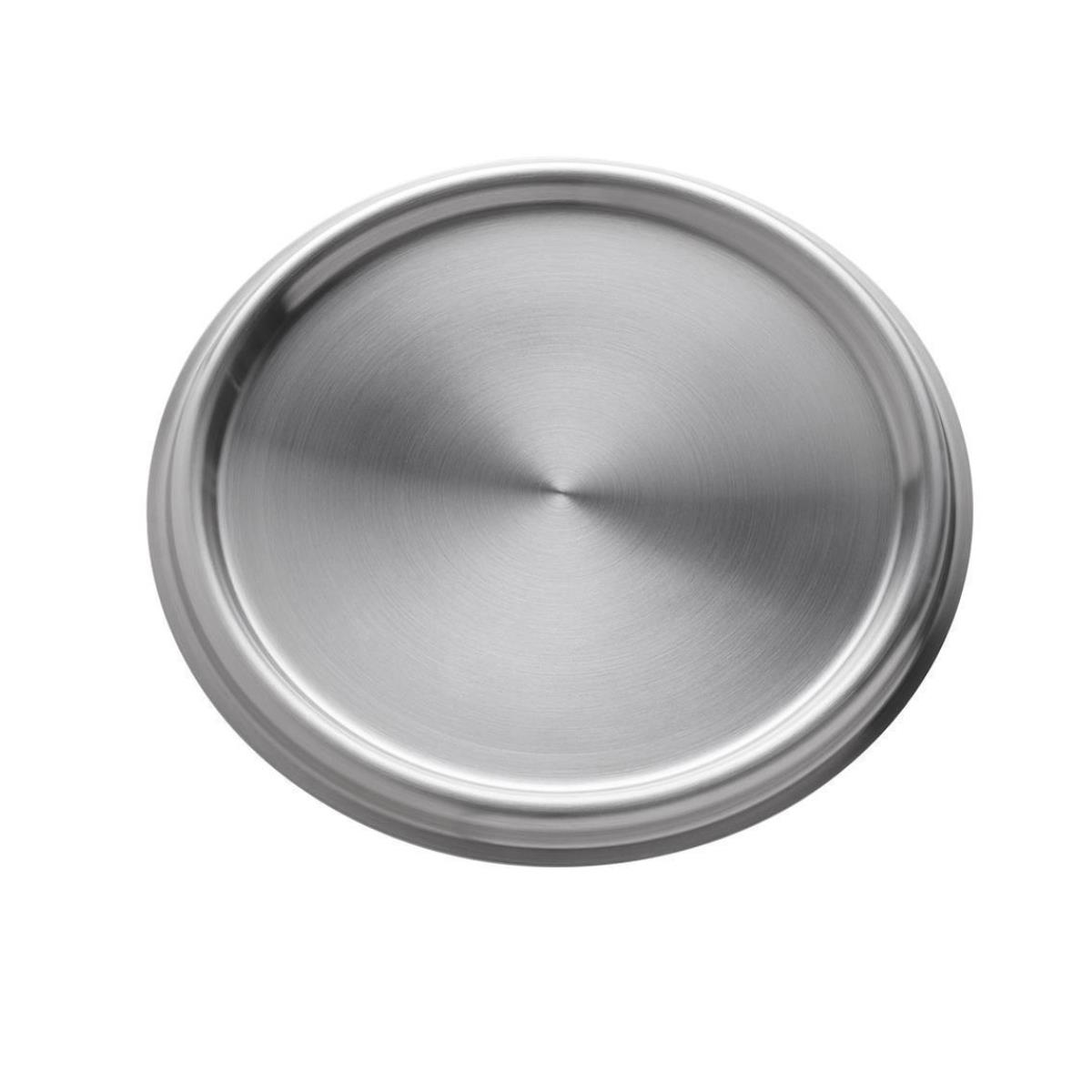 Ein silberner, kreisförmiger Deckel aus Edelstahl, zentriert und isoliert auf Weiß.