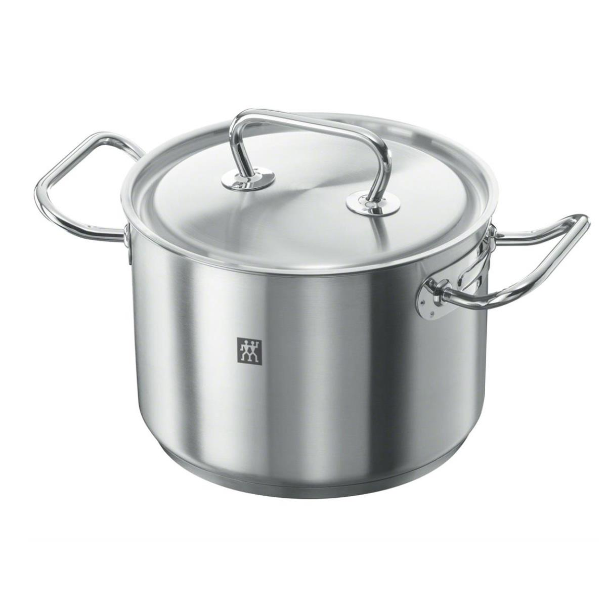 Garnek ze stali nierdzewnej z pokrywką i uchwytami. Garnek ma błyszczącą powierzchnię i małe logo.