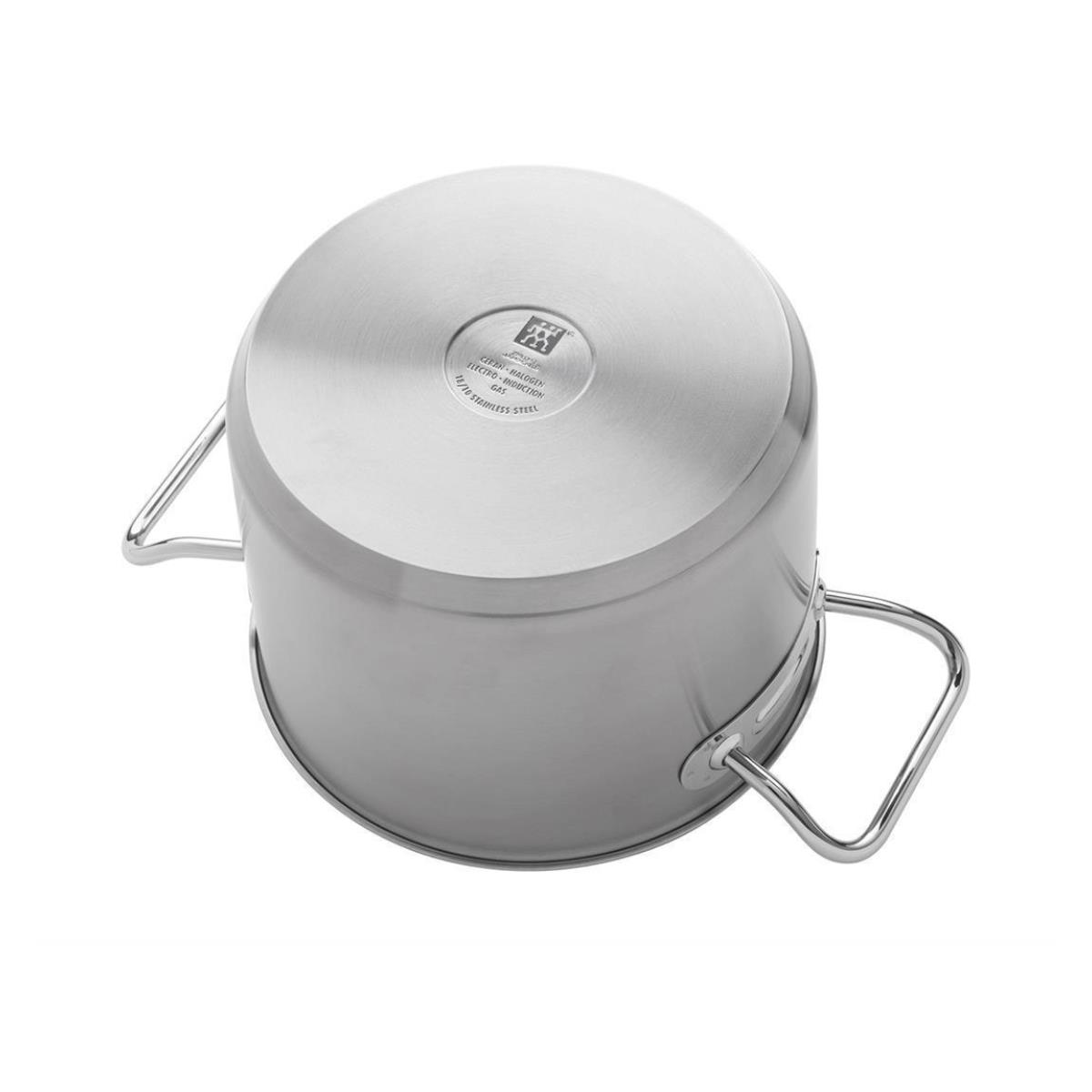 Garnek ze stali nierdzewnej, widok od spodu z uchwytami. Na spodzie etykieta z tekstem.