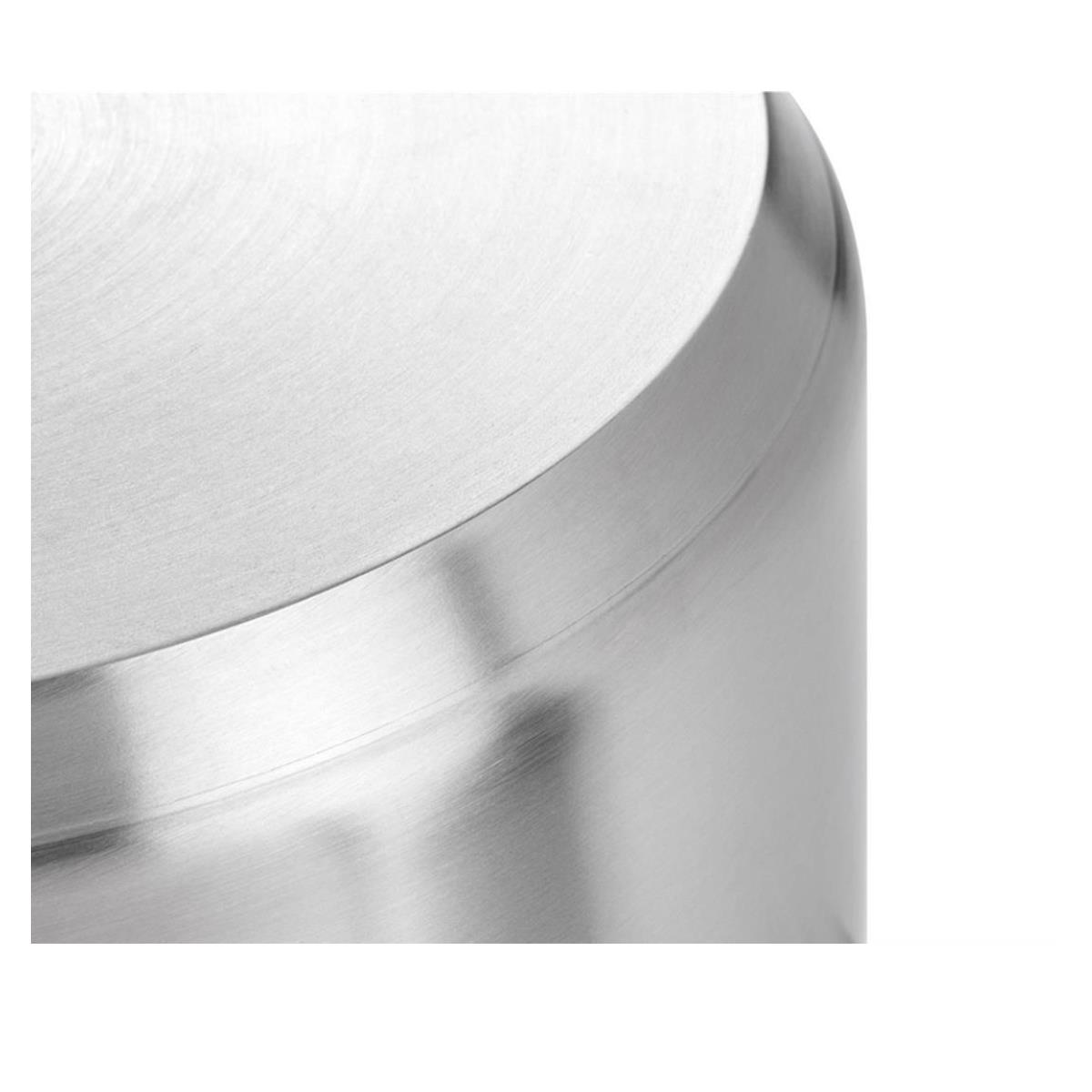 Zbliżenie błyszczącego, srebrnego metalowego garnka z zaokrągloną pokrywą.