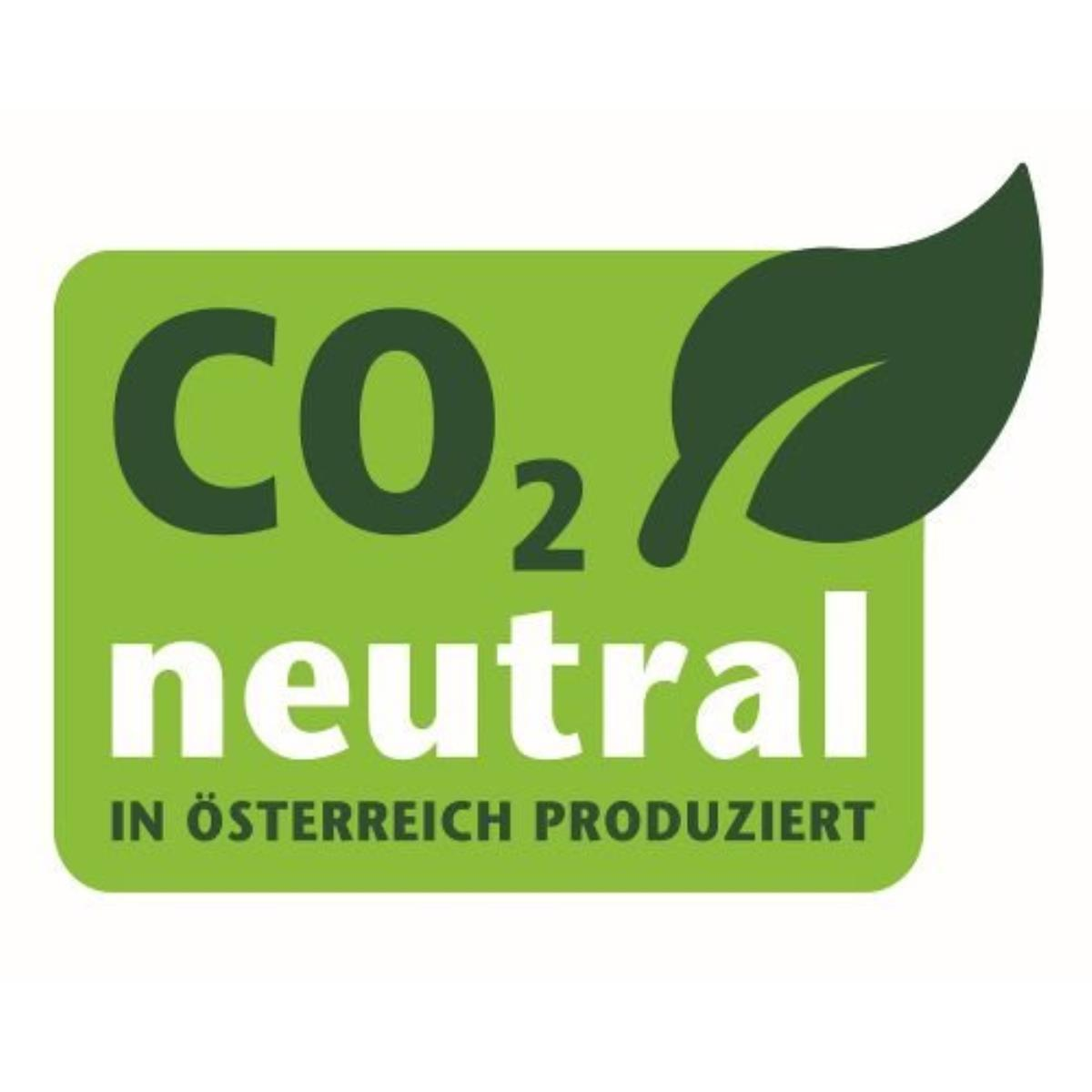 Ein grünes CO2-neutrales Logo mit einem Blatt und Text auf Österreichisch.