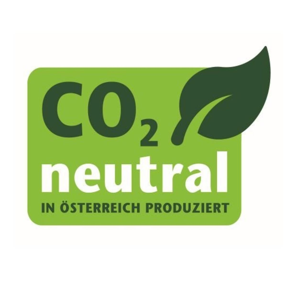 Grünes quadratisches Label: CO2 neutral, produziert in Österreich. Mit Blattgrafik.