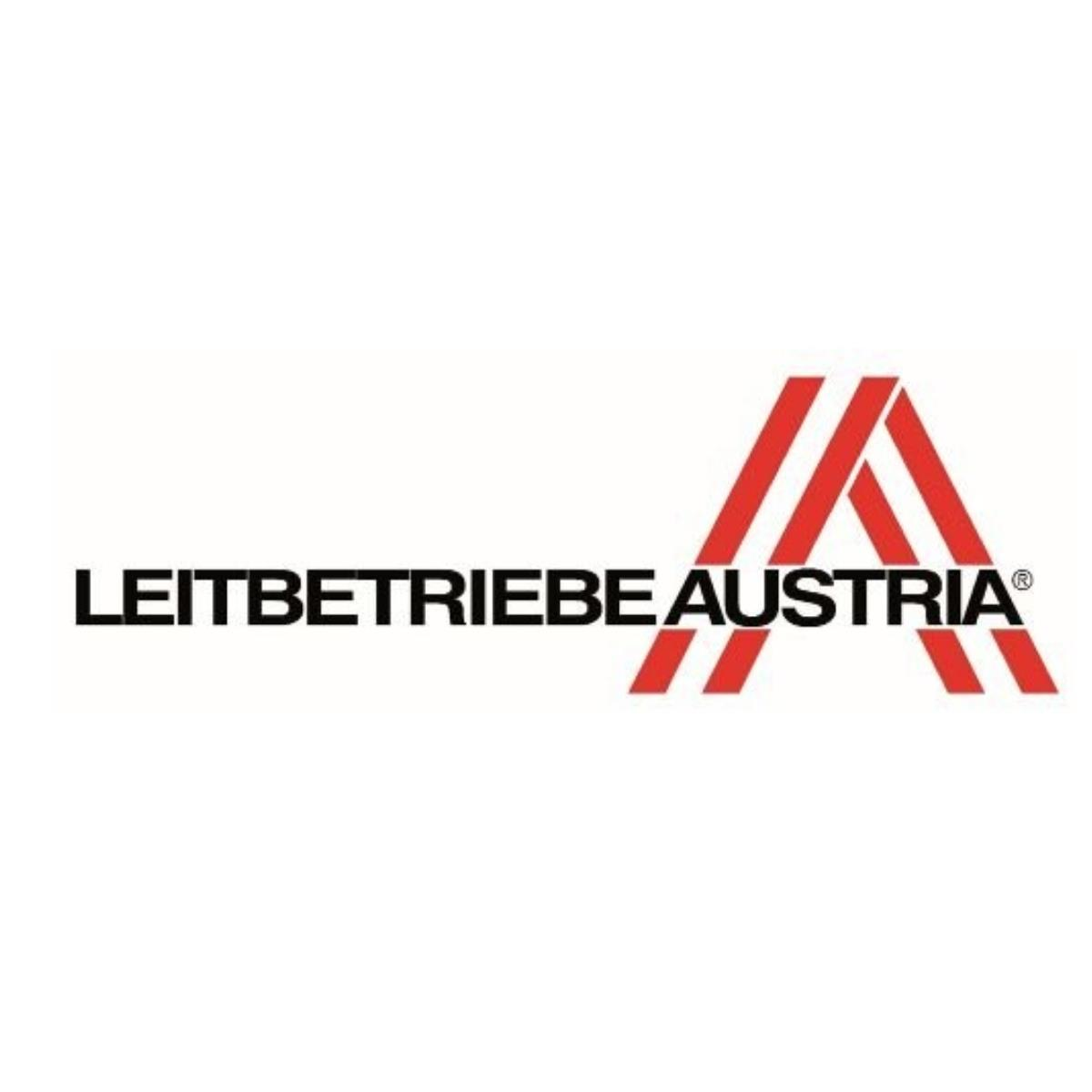 Leitbetriebe Austria Logo. Roter und schwarzer Text. Drei rote vertikale Linien neben dem Text.