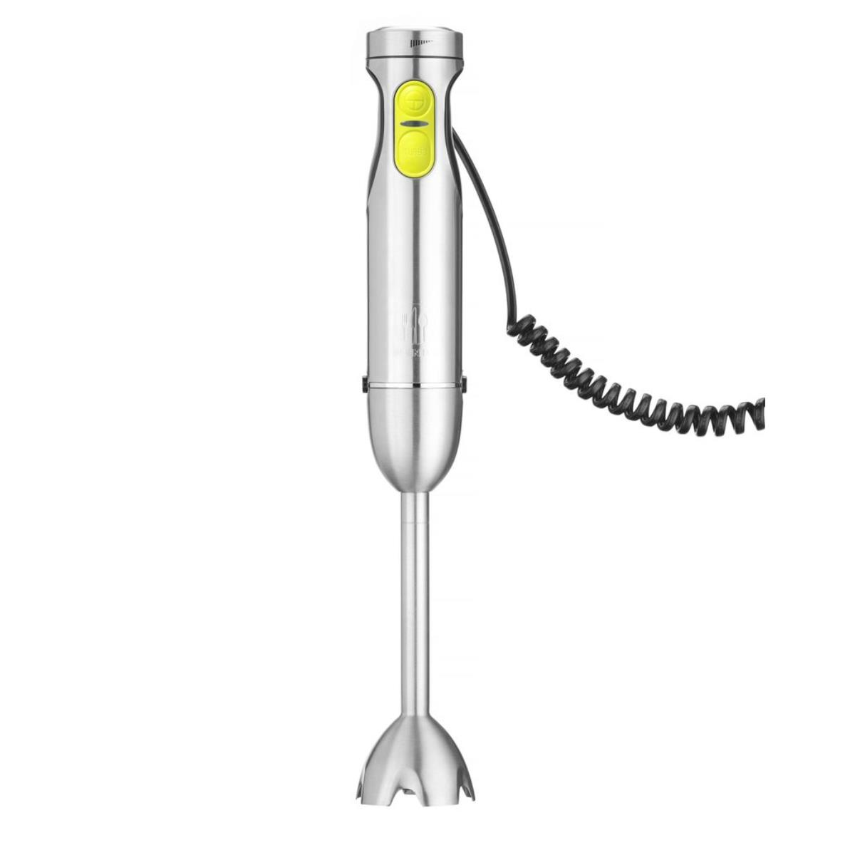 Silber-schwarzer Stabmixer mit gelber Taste und schwarzem Kabel. Auf weißem Hintergrund.