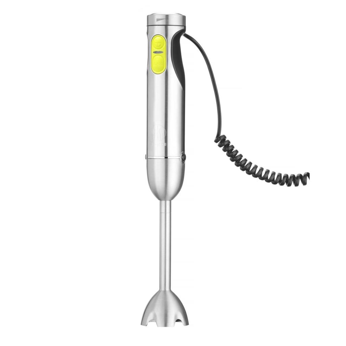 Silberner Stabmixer mit schwarzem Kabel, gelben Knöpfen und weißem Hintergrund.