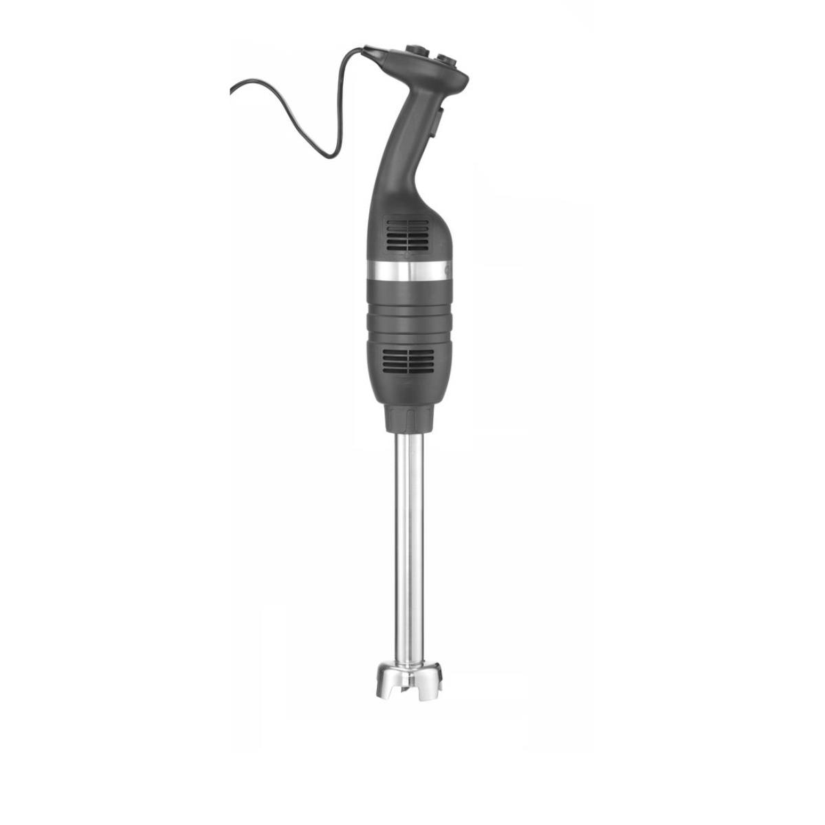 Schwarzer Stabmixer mit Metall-Mixschaft und schwarzem Kabel. Weißer Hintergrund.