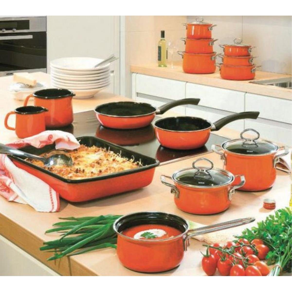 Küchenszene mit orangefarbenen Töpfen, Pfannen und Backformen auf einer Arbeitsplatte.