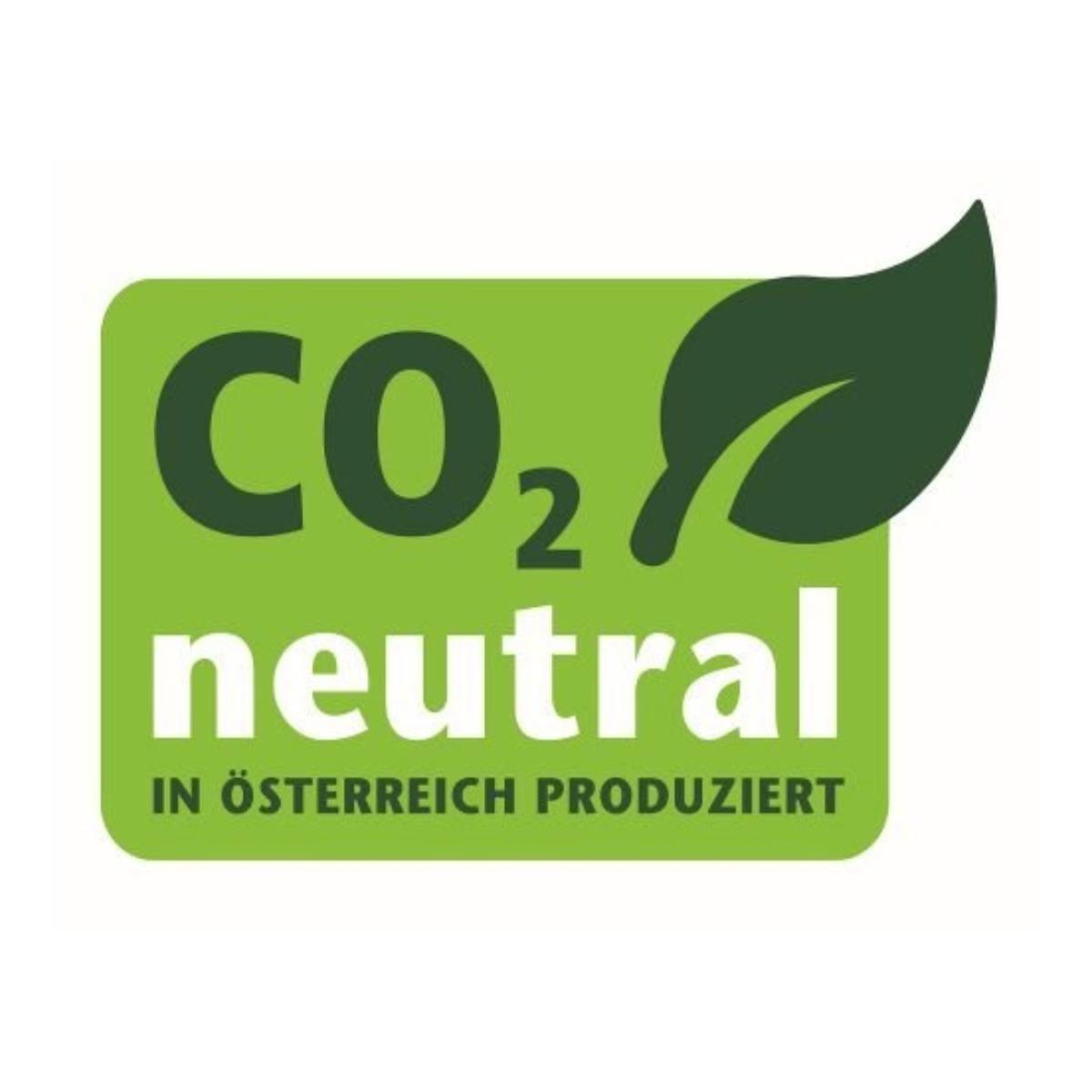 Ein grünes Quadrat mit dem Text "CO2 neutral" und einem Blatt. Der Text "IN ÖSTERREICH PRODUZIERT".
