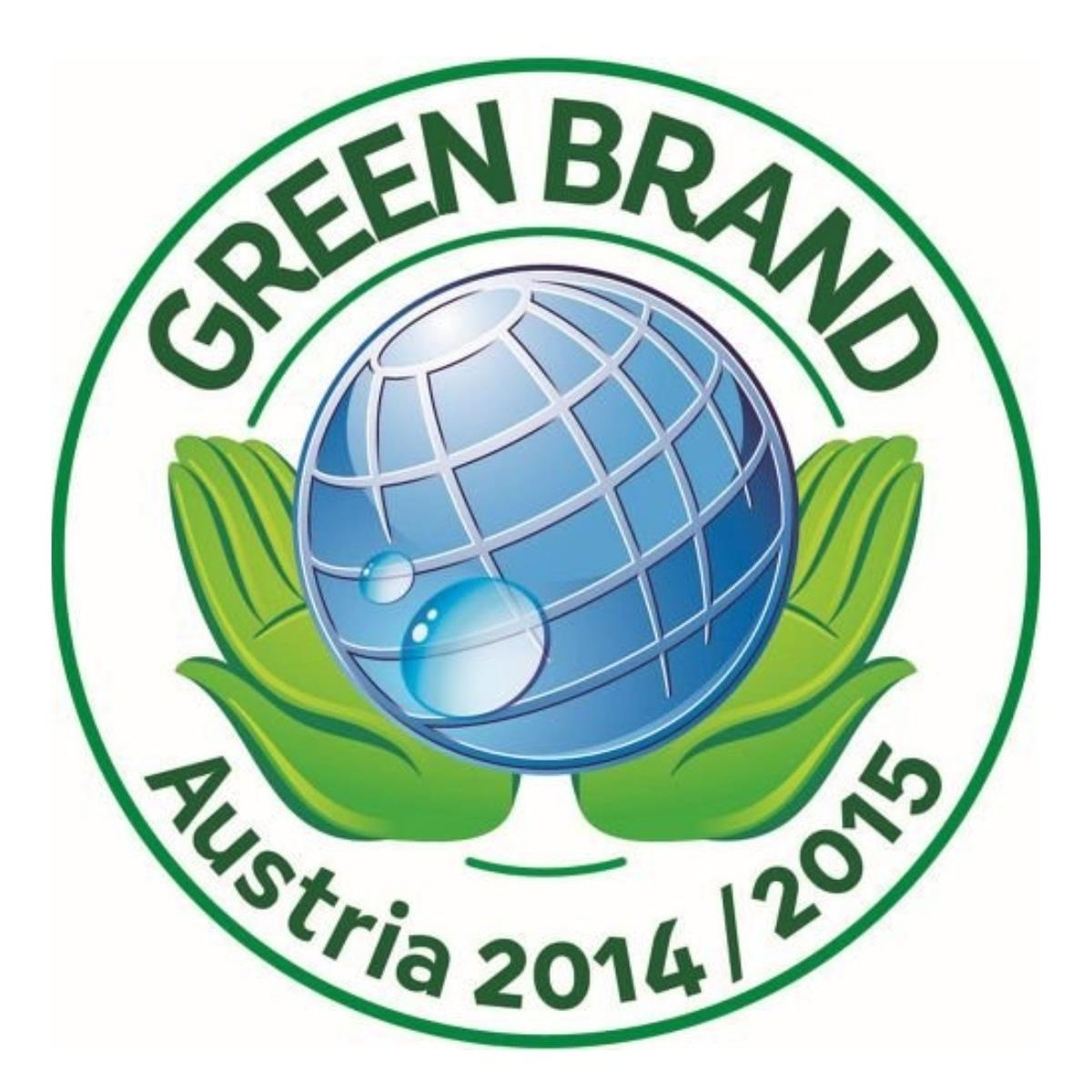 Ein grünes und weißes Logo mit einem Globus in grünen Händen, mit dem Text 'Green Brand Austria 2014/2015'.