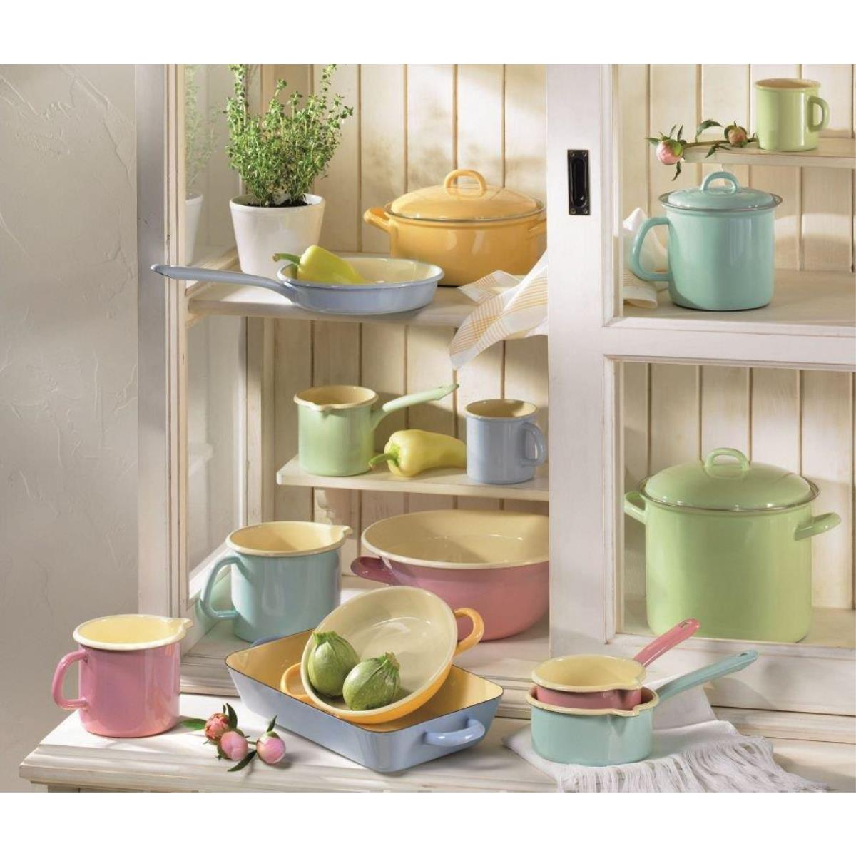 Küchenregale mit bunten Töpfen, Pfannen und Bechern. Die Szene hat einen Vintage-Look.