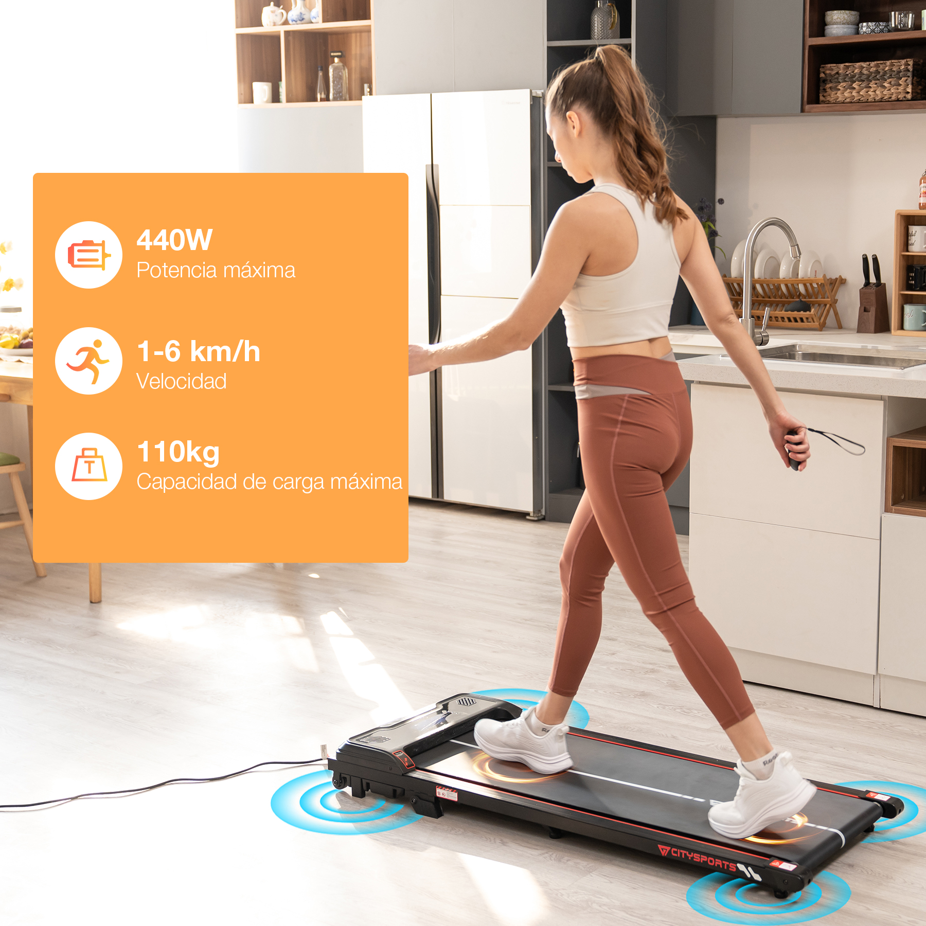 Una mujer camina sobre una cinta. Infografía muestra: 440W, 1-6km/h, 110kg.
