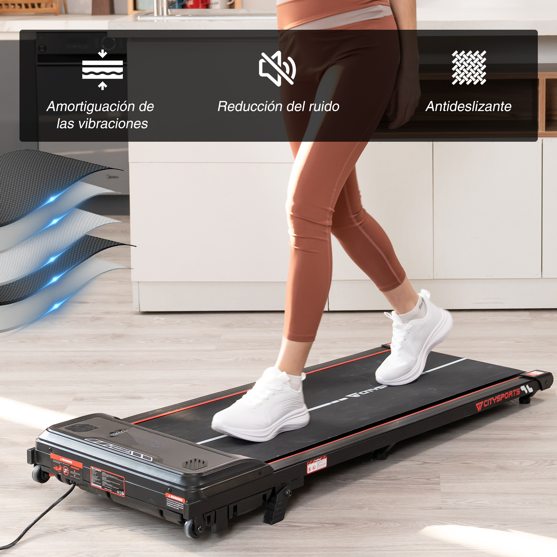 Persona caminando sobre una cinta de correr negra. Características: absorción de vibraciones, reducción de ruido y superficie antideslizante.