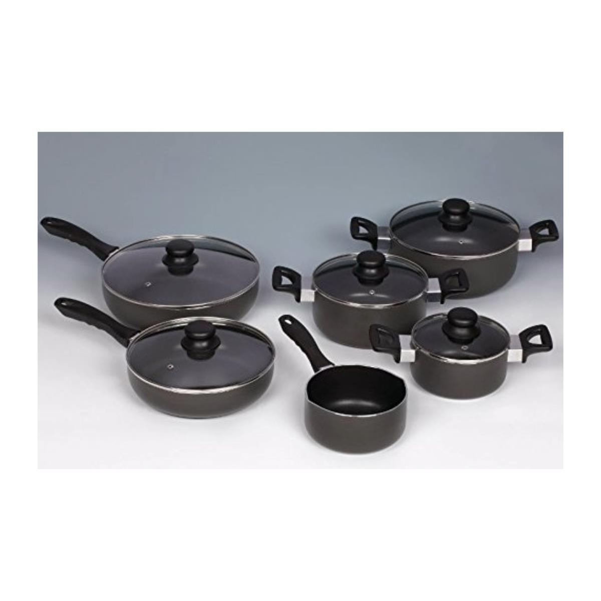 Set aus sechs dunkelgrauen Küchen-Töpfen und -Pfannen mit Glasdeckeln, auf weißem Hintergrund.