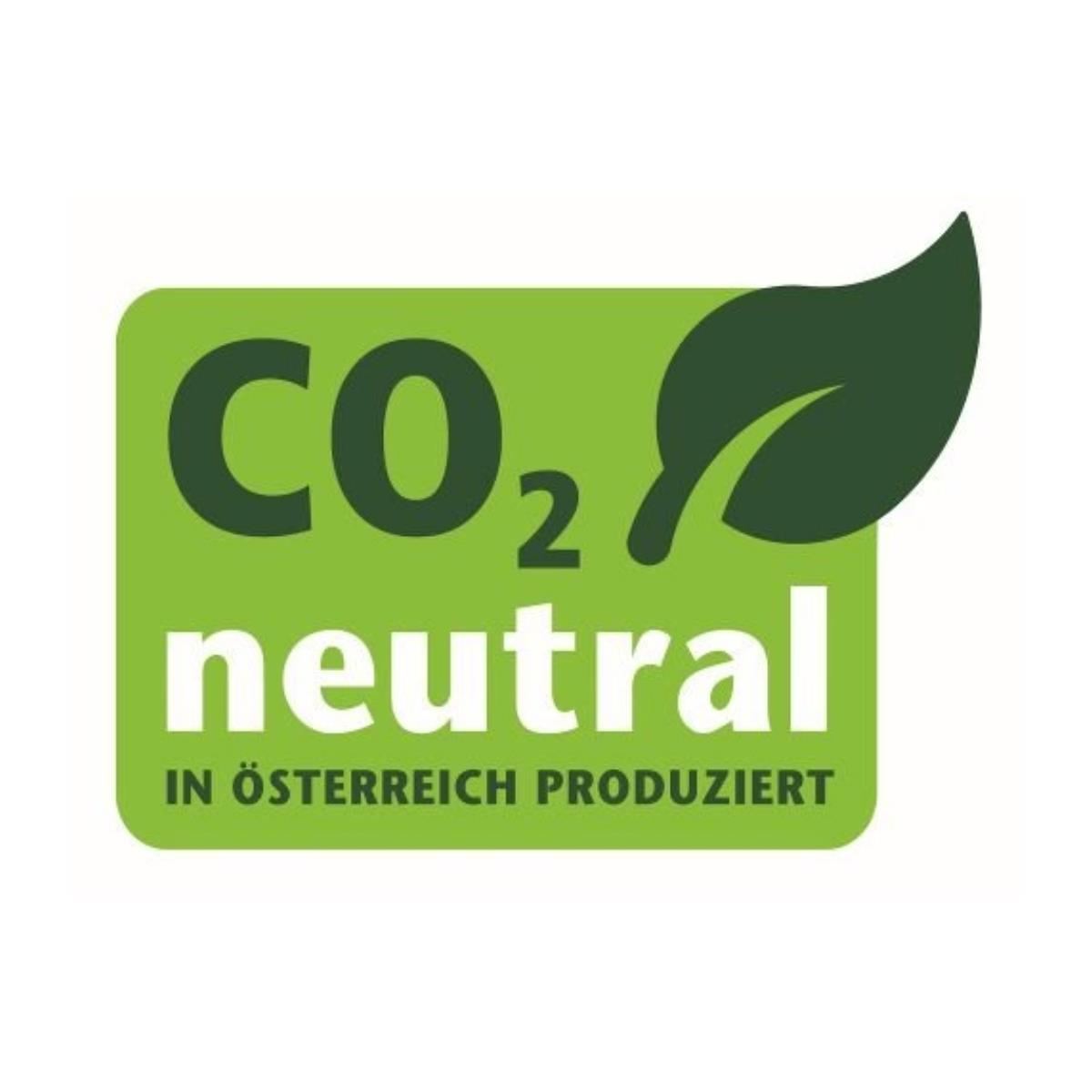 Grünes Quadrat mit Text CO2 neutral und einem Blatt. Hergestellt in Österreich.