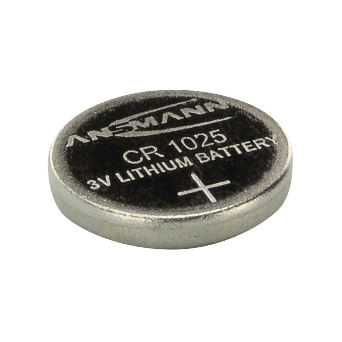 Eine kleine, runde, silberne Batterie mit schwarzem Text: 'ANSMANN CR 1025 3V LITHIUM BATTERY' und einem Pluszeichen.