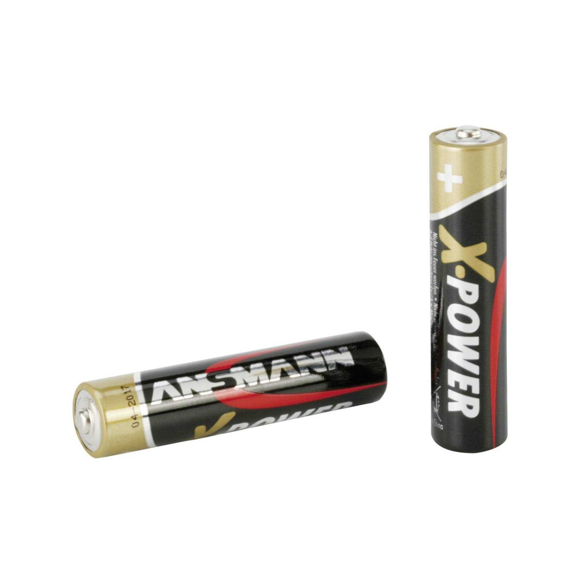 Zwei AA-Batterien. Eine steht aufrecht, die andere liegt.