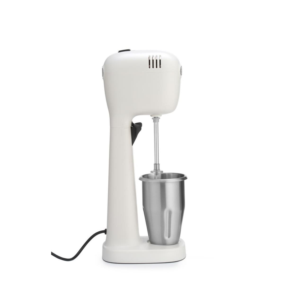 Frullatore per milkshake bianco con tazza in metallo. Ha un interruttore on/off nero. Sfondo bianco.