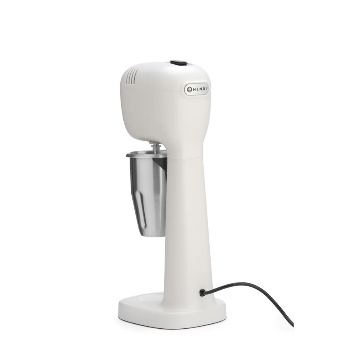 Frullatore per milkshake bianco con bicchiere in acciaio inox. Cavo nero esce dalla base.