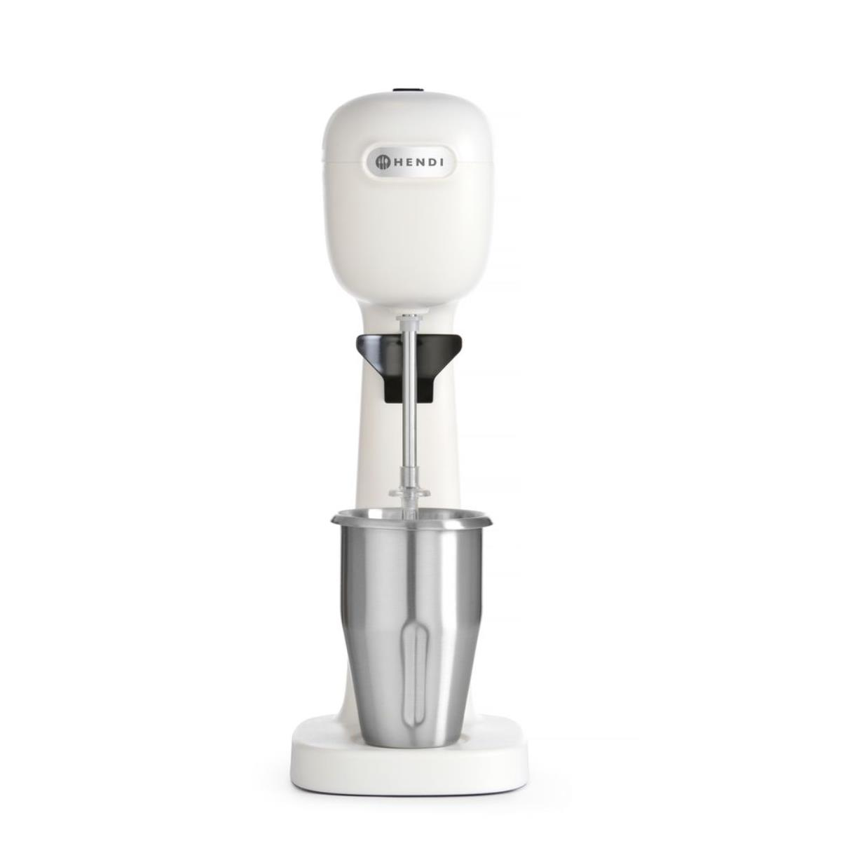 Una macchina per milkshake bianca con una tazza in acciaio inossidabile su sfondo bianco.