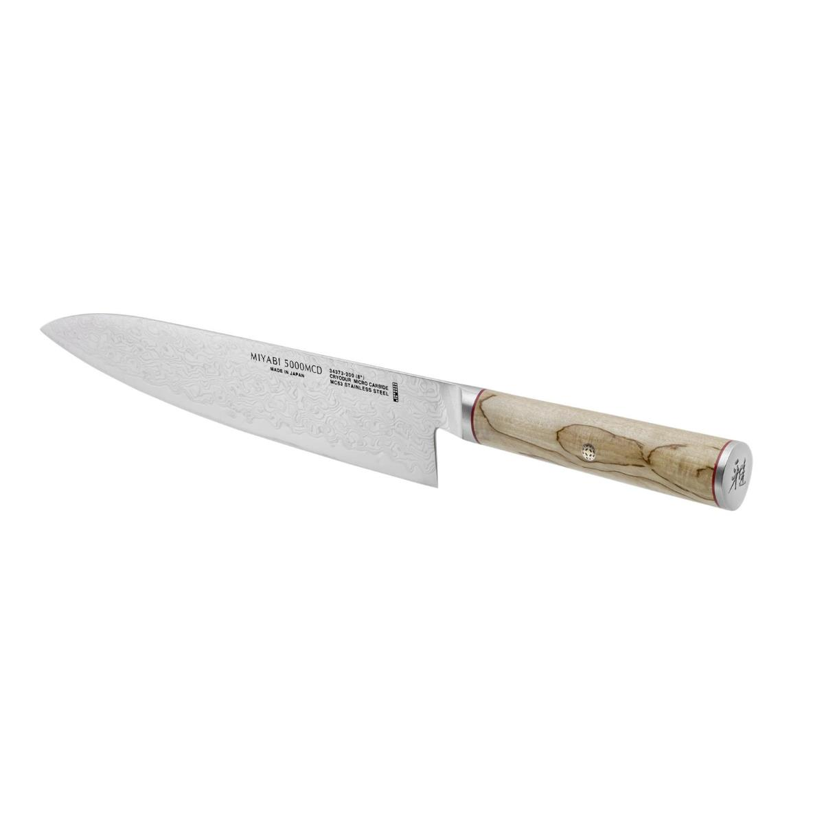 Miyabi Messer auf weißer Oberfläche. Silberne Klinge mit geätztem Muster, Holzgriff, japanischer Text.