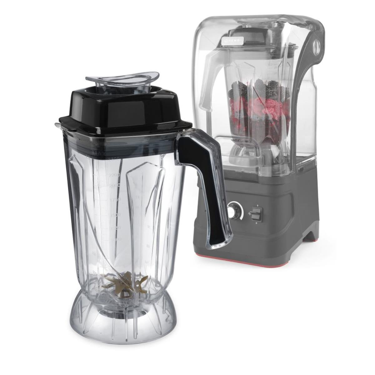 Zwei Mixer. Einer ist transparent mit schwarzem Deckel, der andere ist im Schatten dahinter.