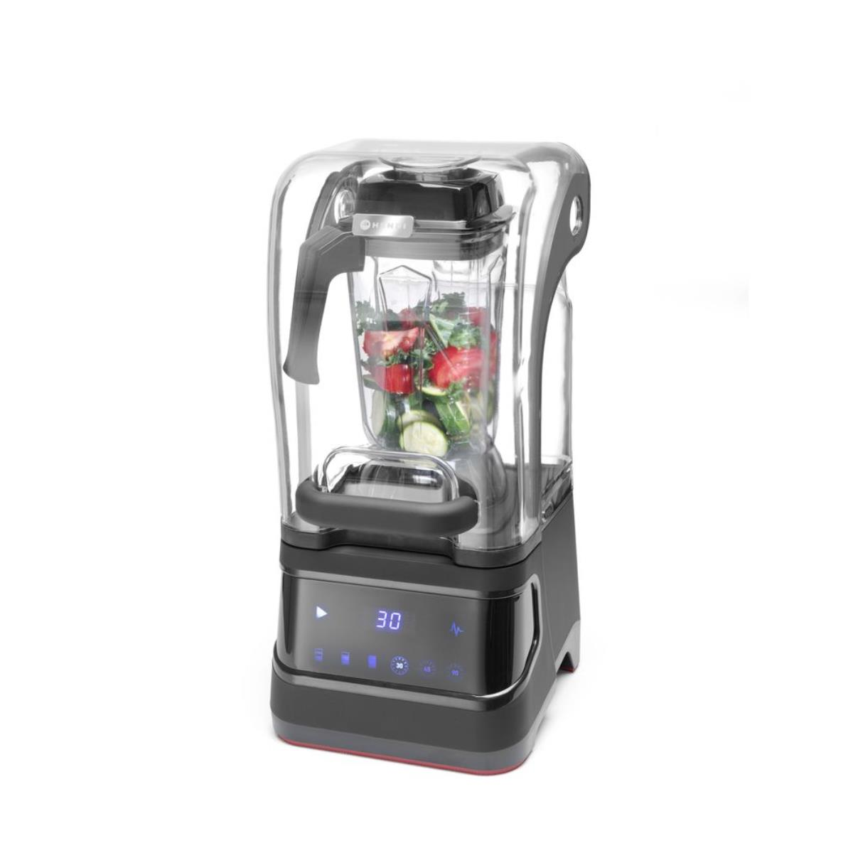 Ein Mixer mit einem transparenten Behälter, der mit Obst und Gemüse gefüllt ist. Die Basis ist schwarz mit rotem Akzent.