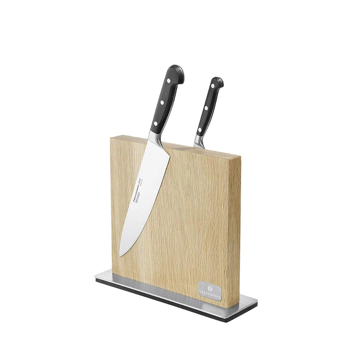 Zwei Küchenmesser in einem Holzblock, angewinkelt, mit weißem Hintergrund.