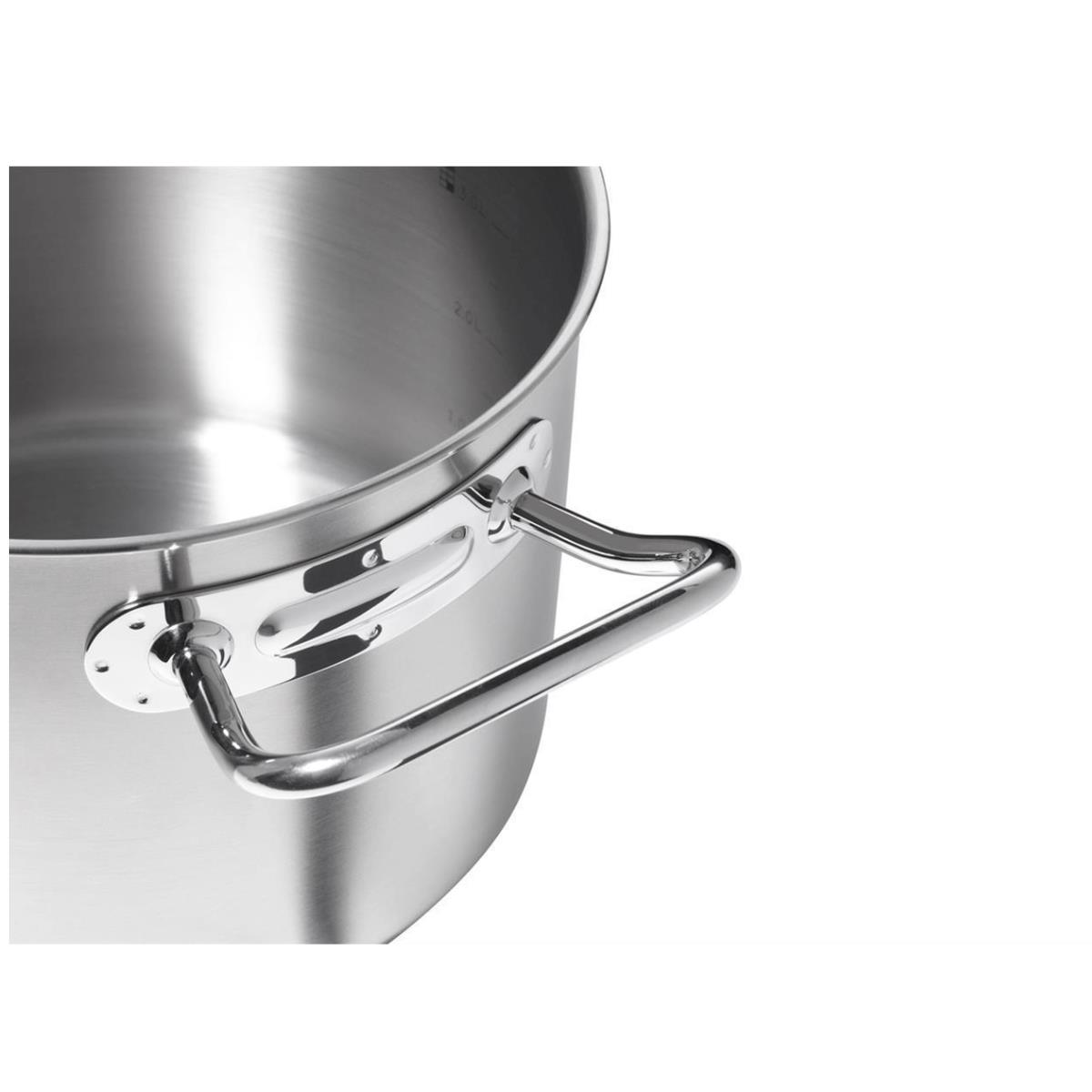 Garnek ze stali nierdzewnej. Srebrny uchwyt. Widok z bliska. Białe tło. Widoczna część garnka.