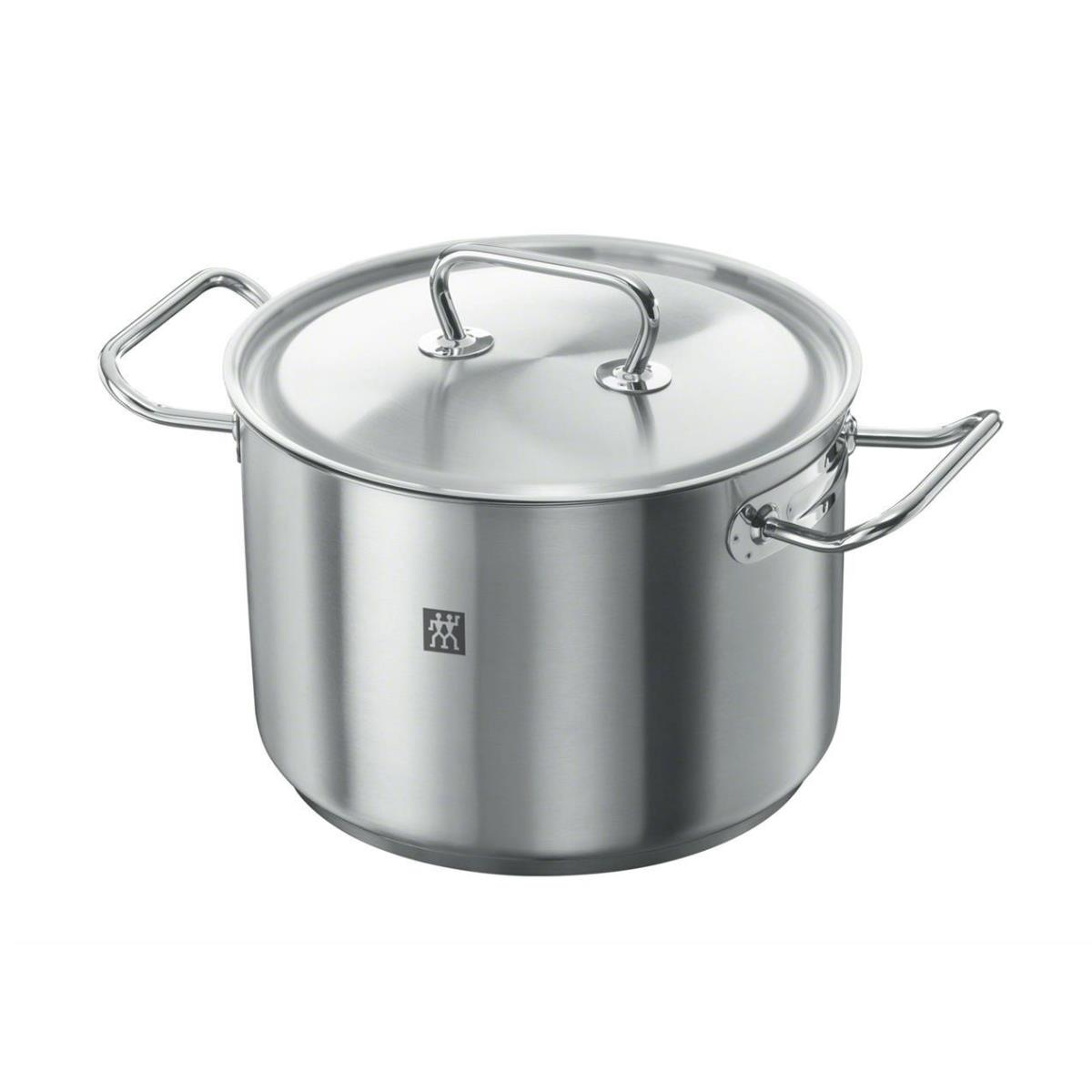 Garnek ze stali nierdzewnej z uchwytami i pokrywką. Tło jest białe.