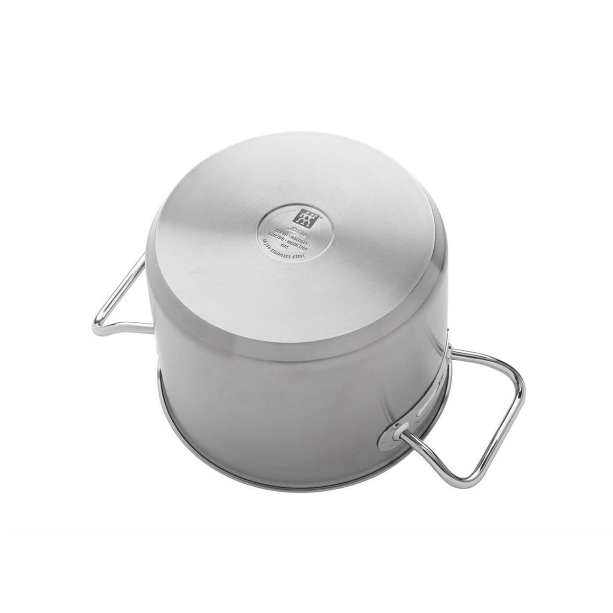 Garnek ze stali nierdzewnej, widok z góry, z dwoma srebrnymi uchwytami. Białe tło, jasne oświetlenie.