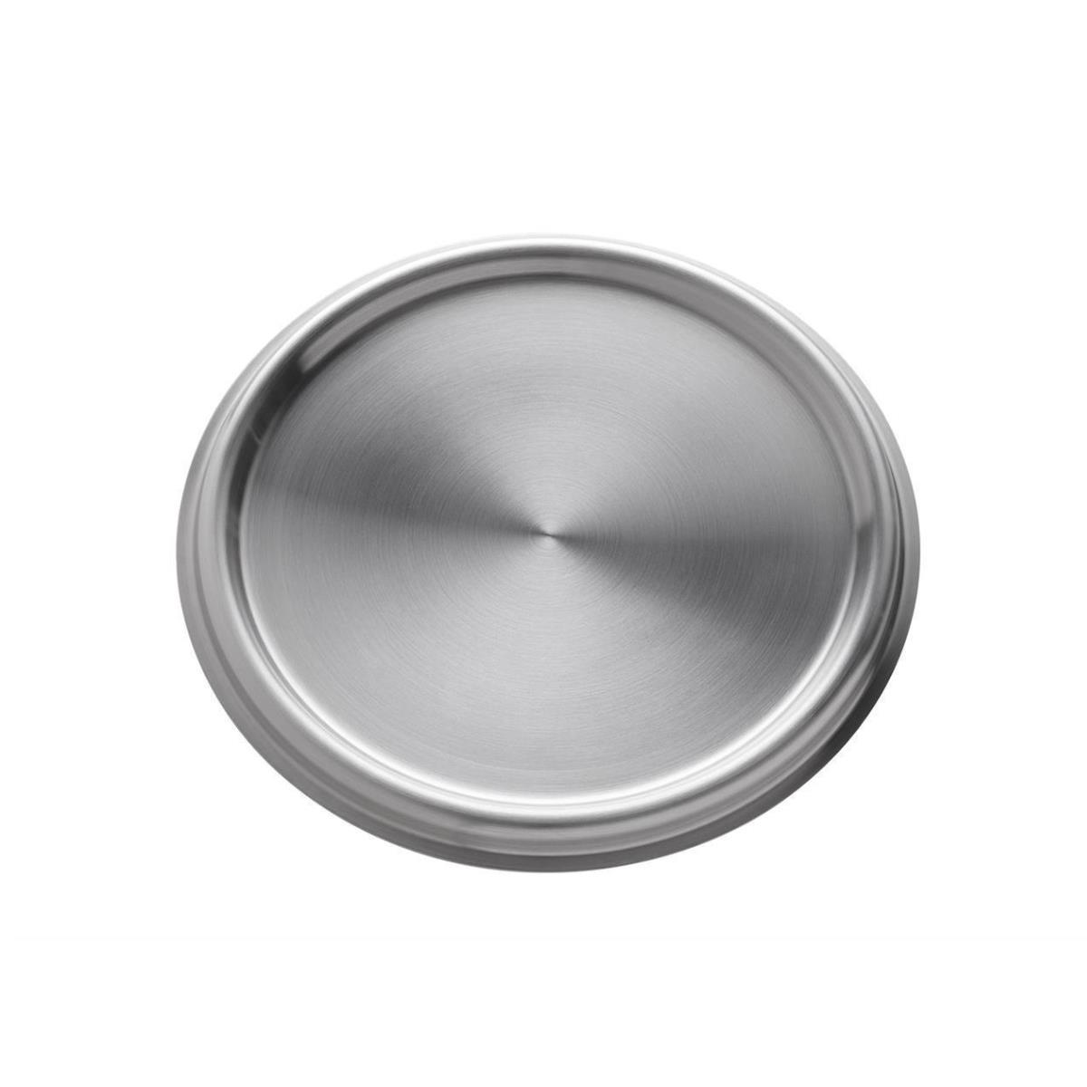 Srebrna, okrągła, metalowa pokrywa, widok z góry. Jest czysta i odbijająca światło, na białym tle.