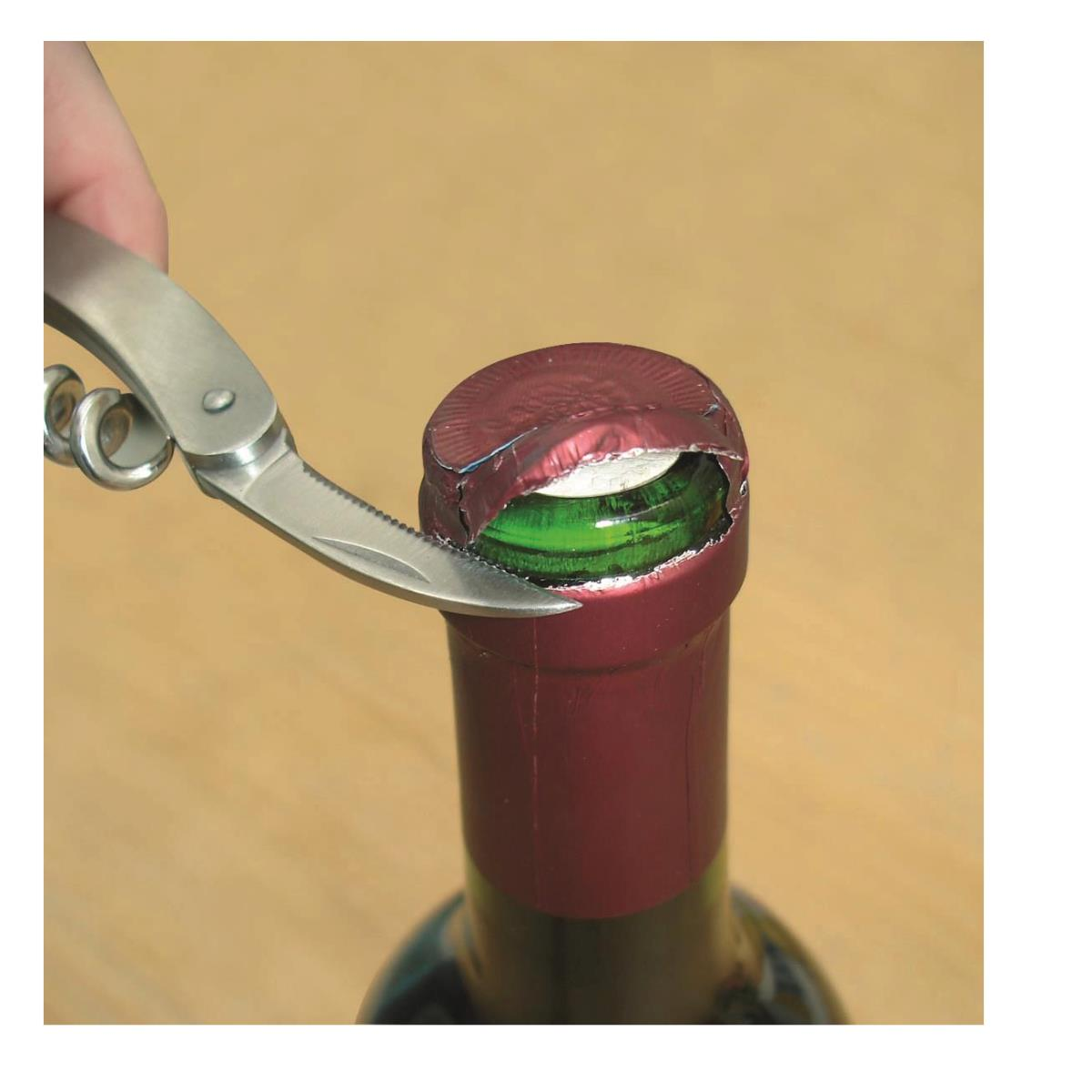 Eine Hand öffnet eine Weinflasche mit einem Korkenzieher. Die Flasche ist rot und grün.