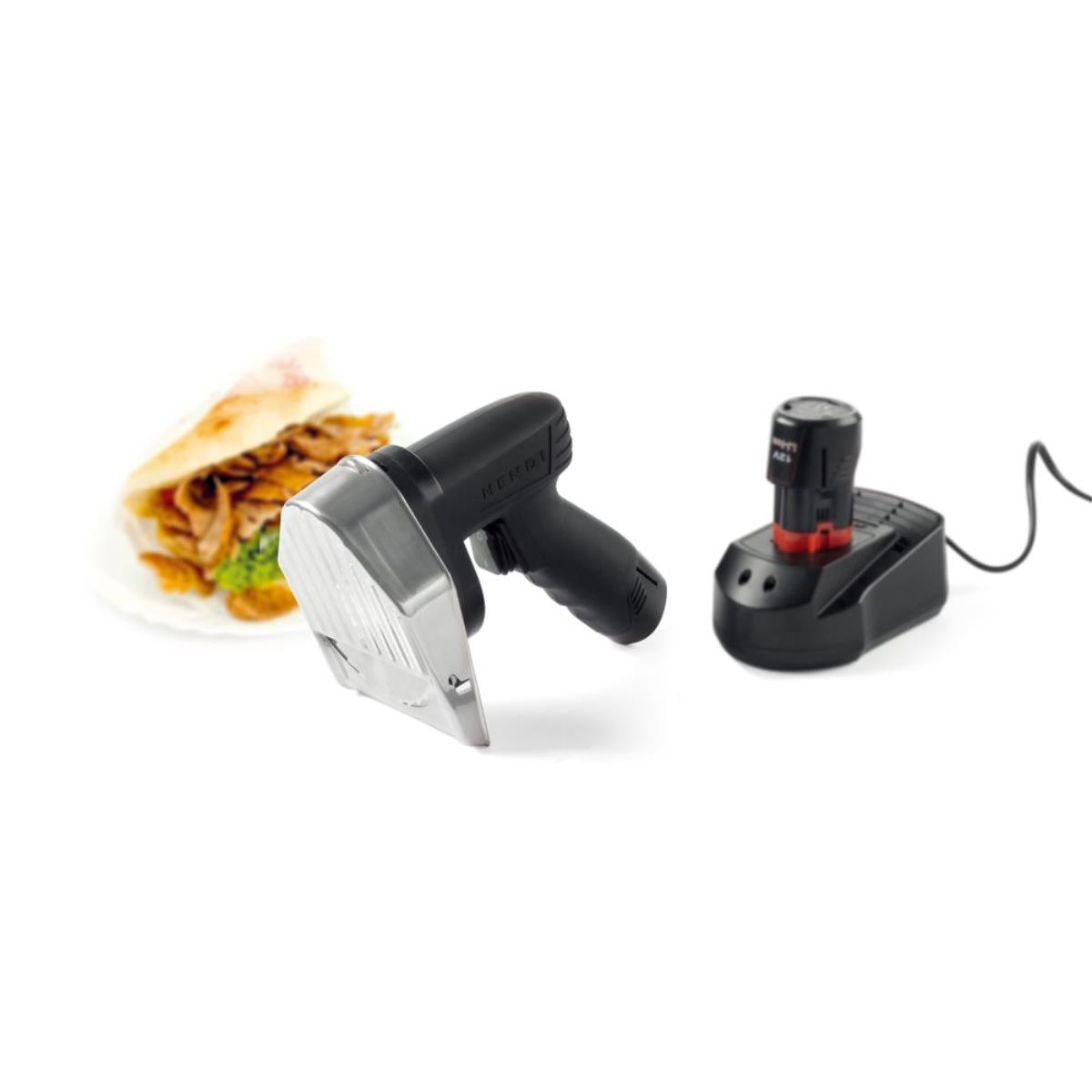 Affettatrice per kebab nera e caricabatterie, con un piatto di cibo sullo sfondo.