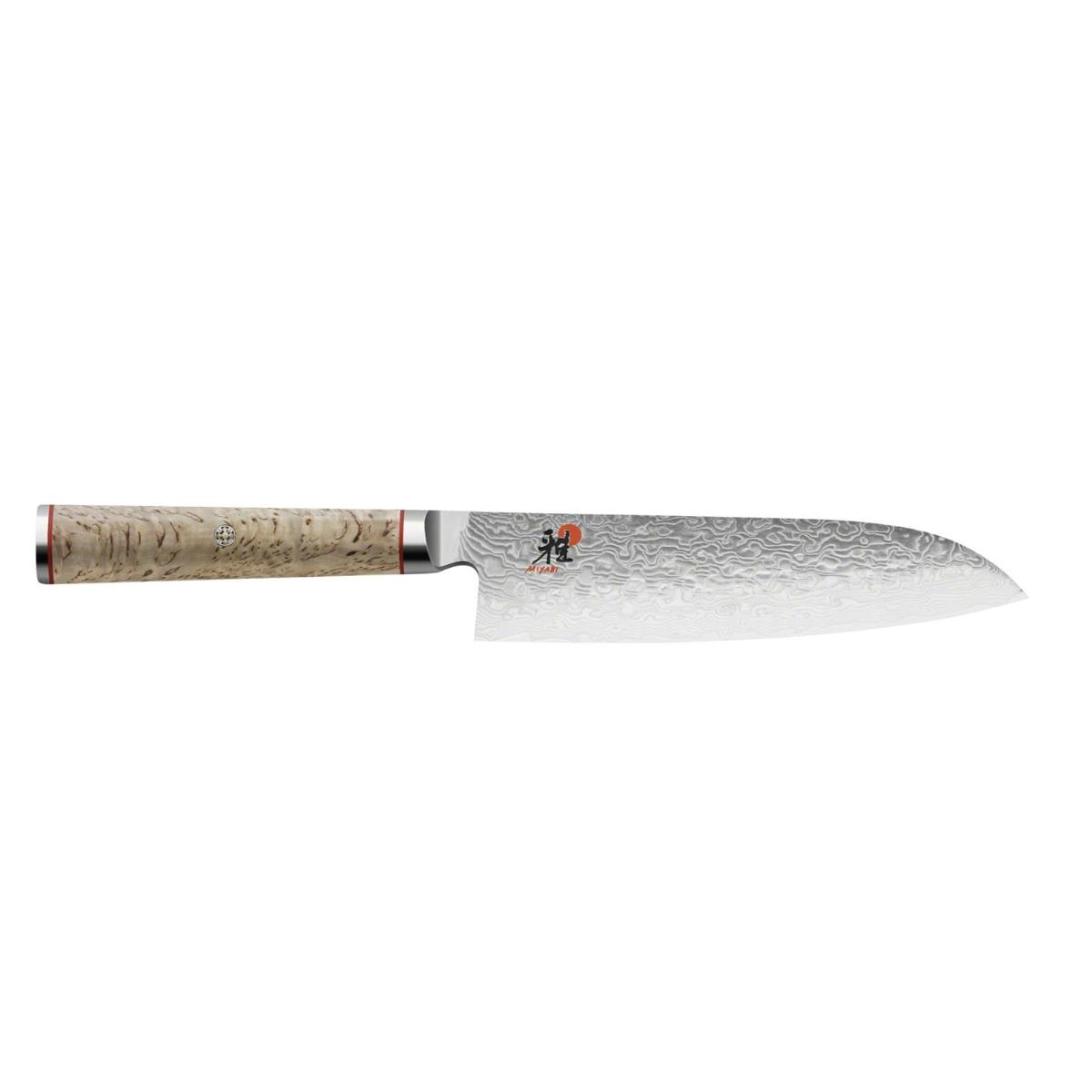 Ein Kochmesser mit holzfarbenem Griff und gemusterter Klinge. Das Messer liegt auf weißem Grund.