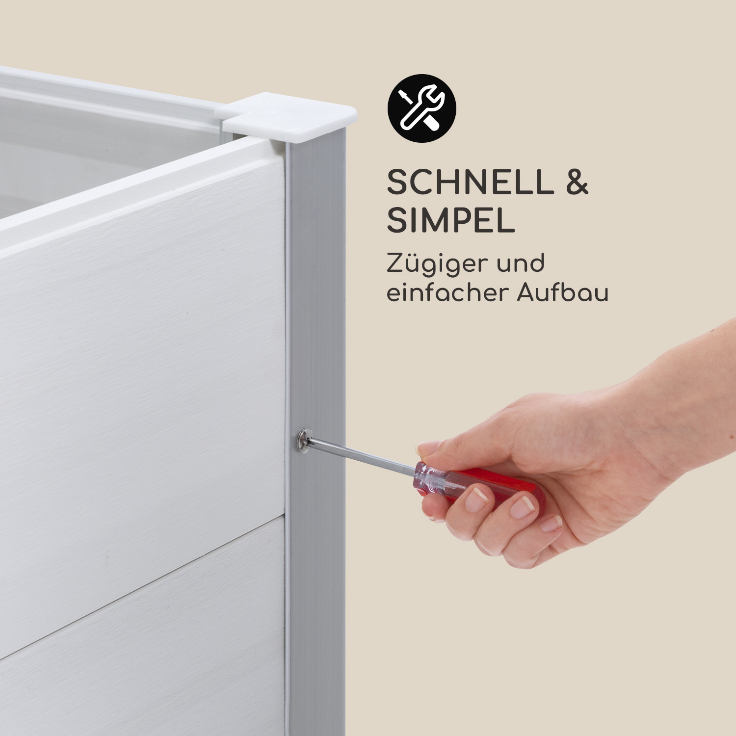 Hand mit rotem Schraubenzieher, der eine Schraube in einen weißen Schrank schraubt.
