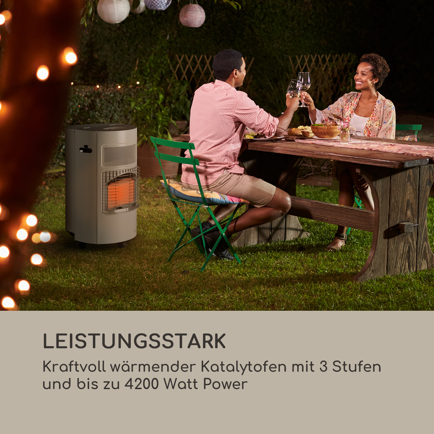 Ein Paar, das mit Wein an einem Heizstrahler und einem Esstisch anstößt.
