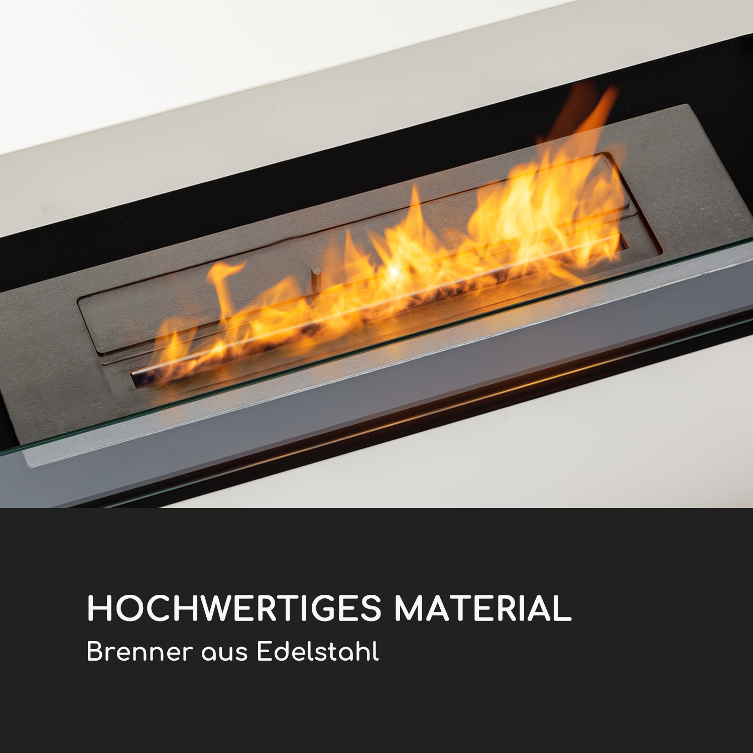 Primo piano di un caminetto con fiamme, con testo in tedesco: 'HOCHWERTIGES MATERIAL Brenner aus Edelstahl'.