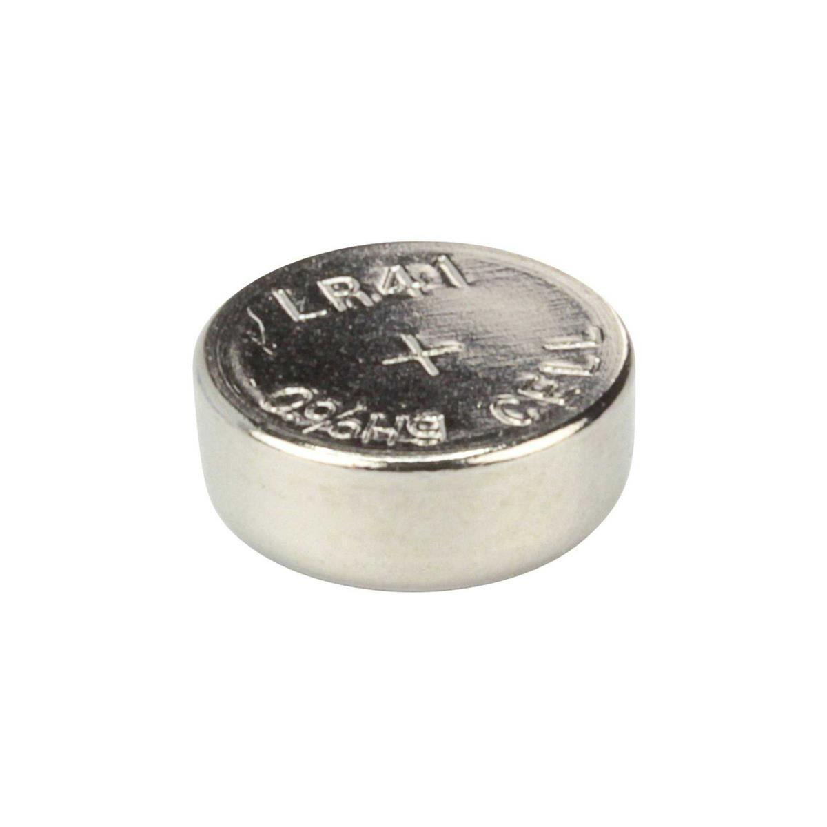 Una piccola batteria a bottone LR41 argentata con i segni positivo e negativo visibili.
