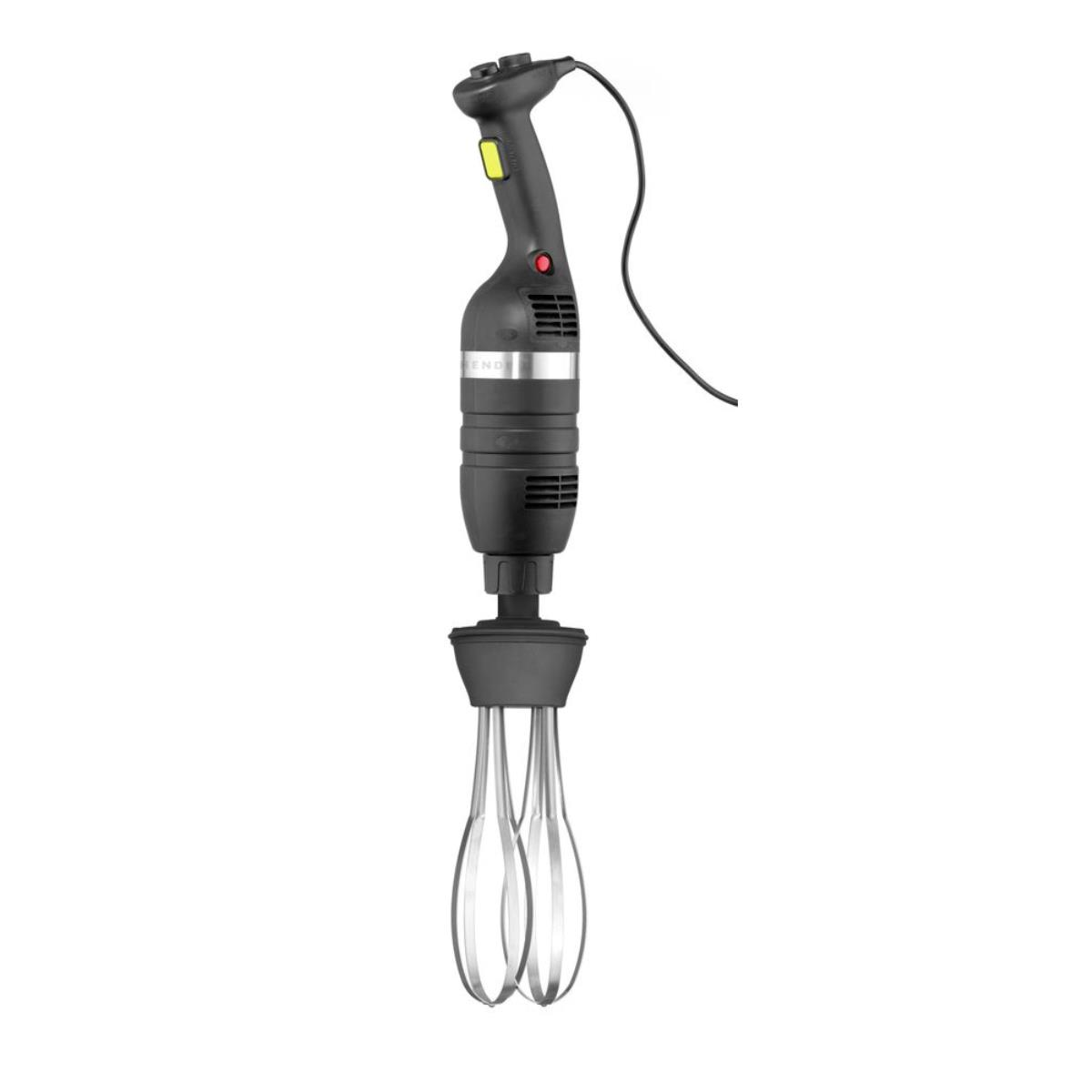 Schwarzer Handmixer mit schwarzem Kabel, auf weißem Hintergrund.