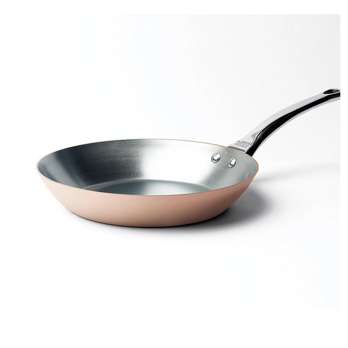 Patelnia w kolorze miedzi ze srebrnym uchwytem.