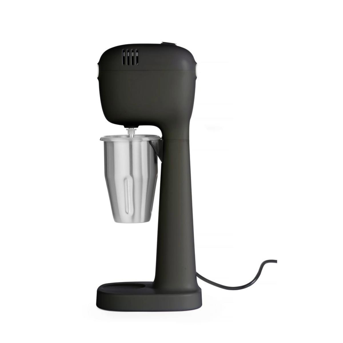 Schwarzer Milchshake-Maker mit einem Edelstahlbecher. Er steht auf einer weißen Oberfläche. Der Hintergrund ist weiß.